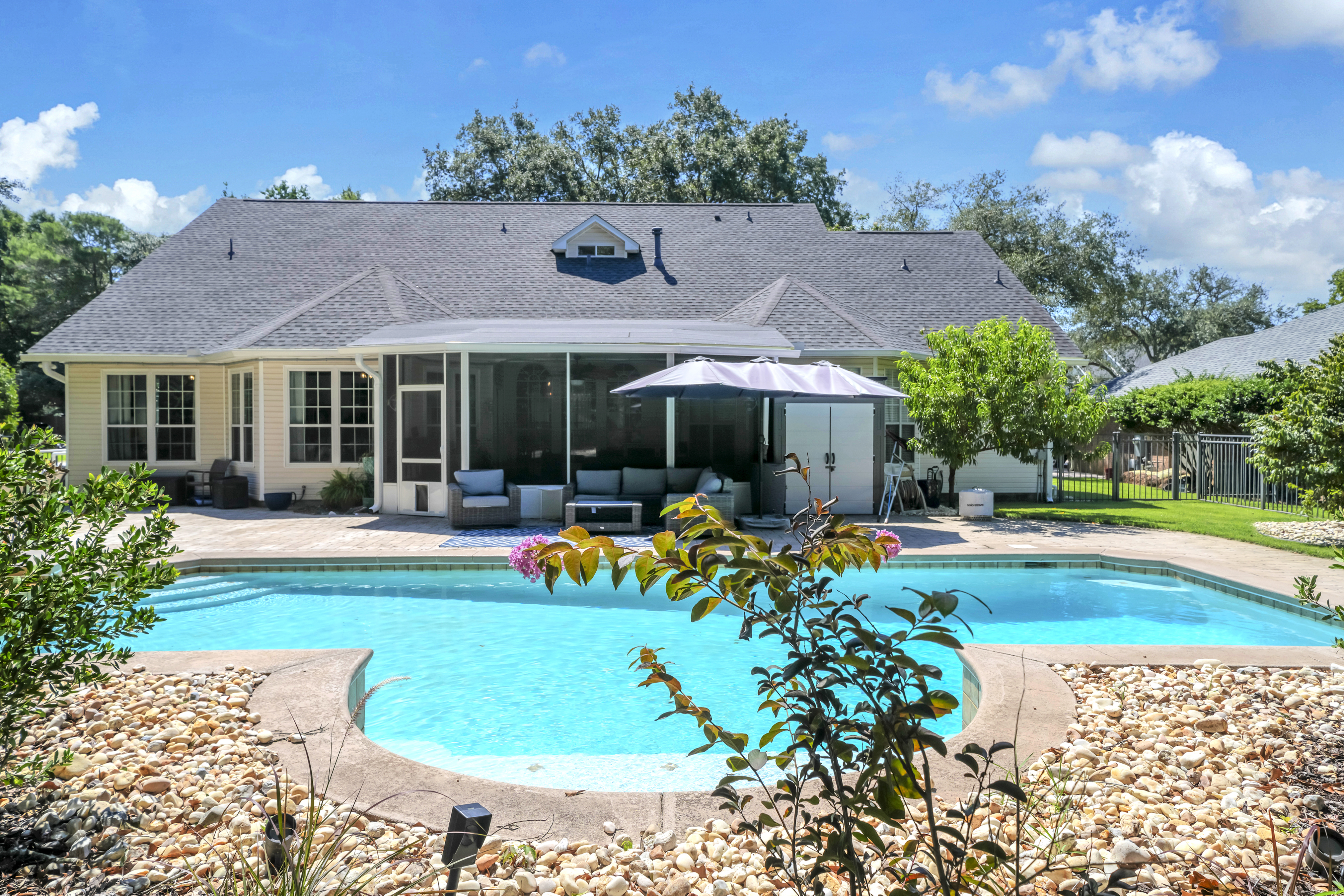  Updated Golf Course Pool Home With Flexible Five-Bedroom Layout - 物件實景