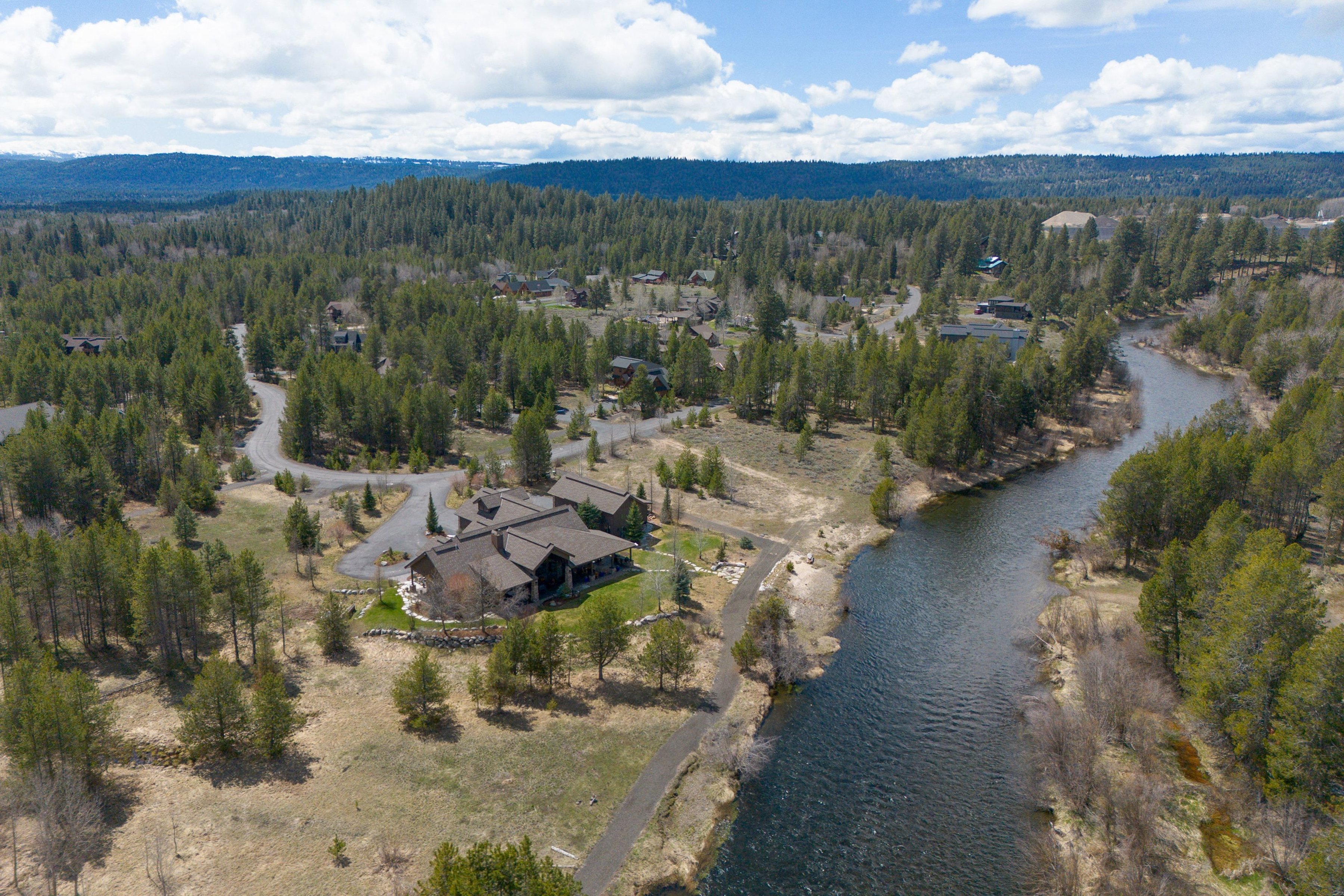  Stunning Home with Payette River Frontage on 2.66 Acres in McCall, Idaho - 物件實景