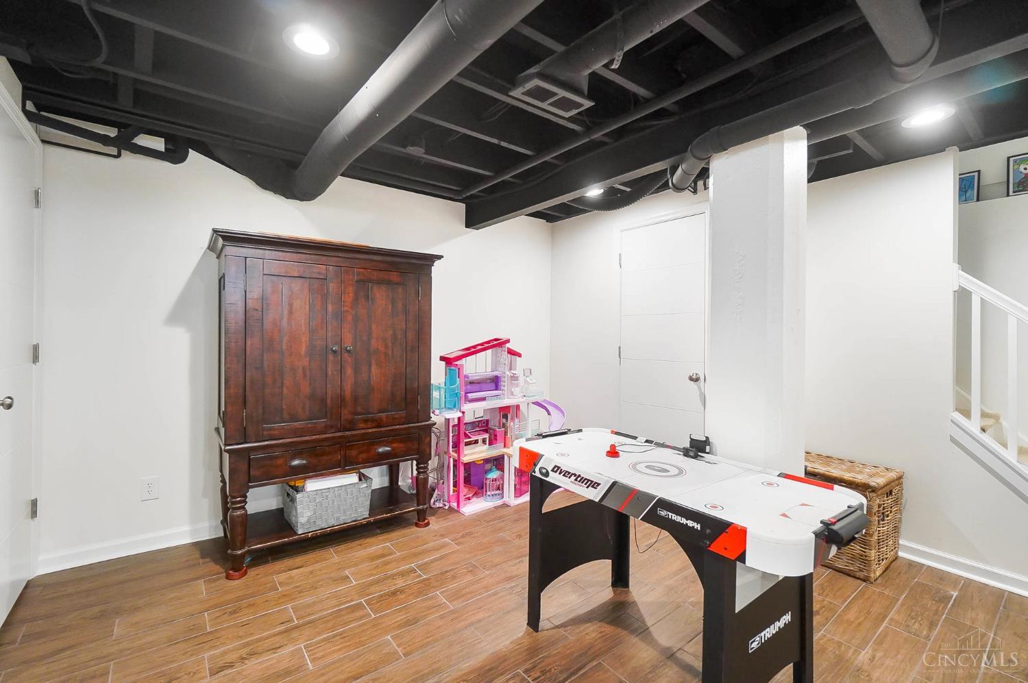 Cincinnati, Ohio, 45208, United States, 5 Bedrooms Bedrooms, ,5 BathroomsBathrooms,Residential,For Sale,1890144