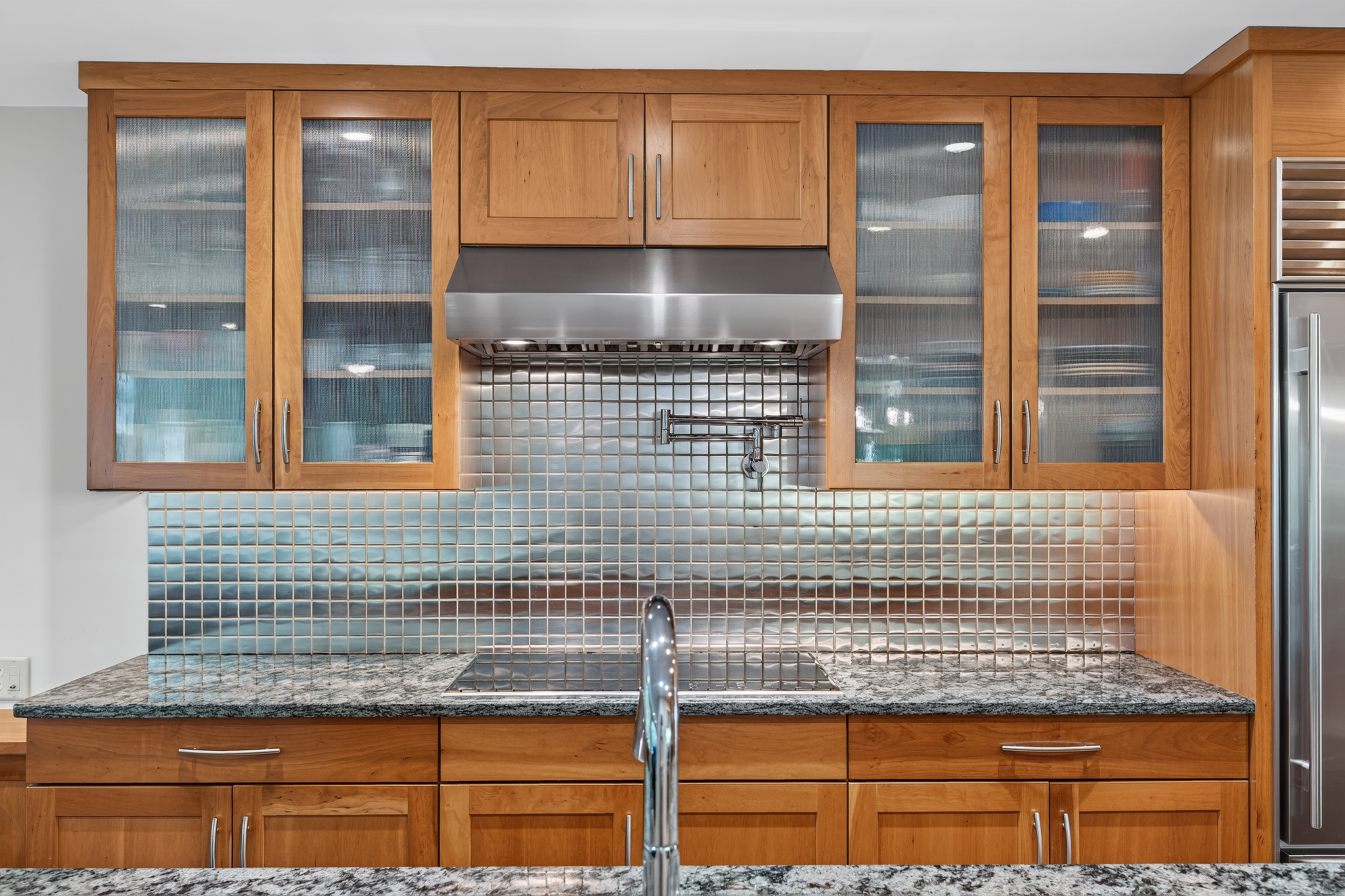  Immaculate Home with Classic Versatile Design Offers Privacy - 物件實景