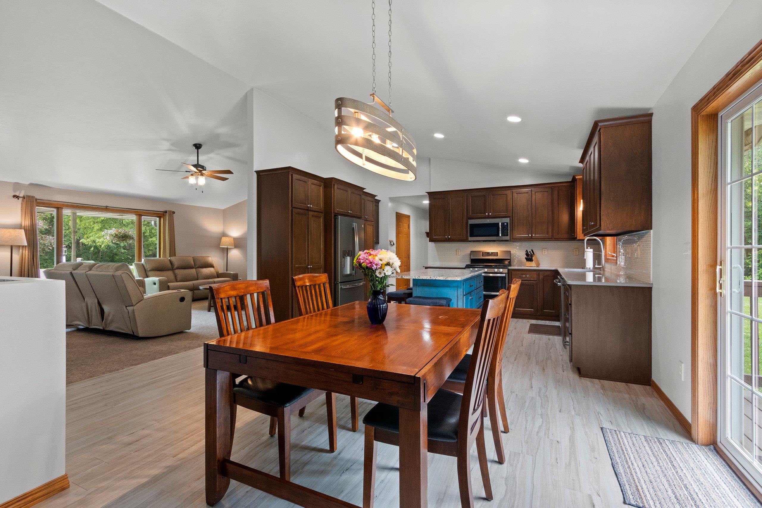 DE PERE, Wisconsin, 54115, United States, 3 Bedrooms Bedrooms, ,4 BathroomsBathrooms,Residential,For Sale,1912239