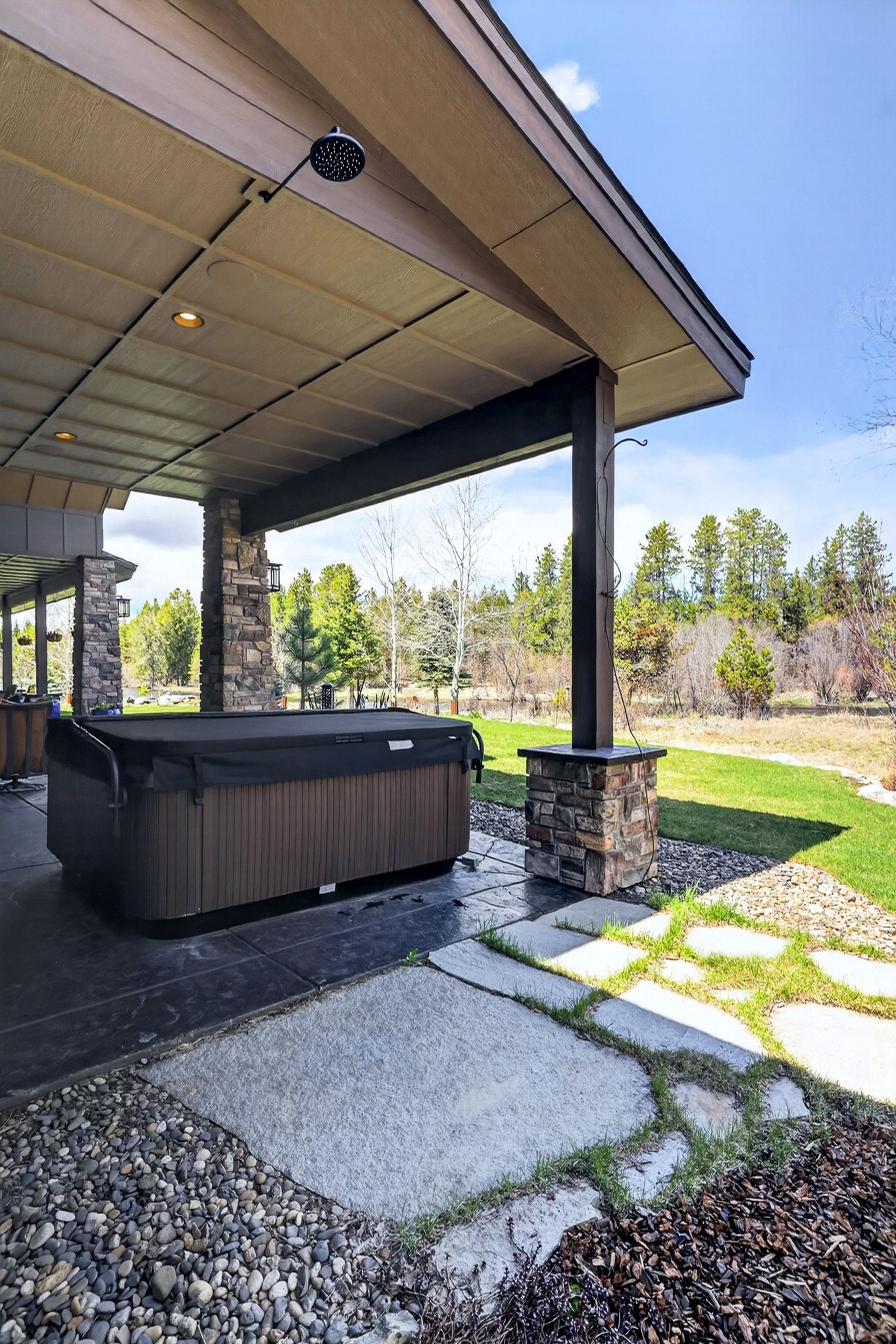  Stunning Home with Payette River Frontage on 2.66 Acres in McCall, Idaho - 物件實景