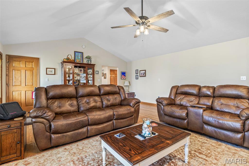 Farmington, Missouri, 63640, United States, 3 Bedrooms Bedrooms, ,3 BathroomsBathrooms,Residential,For Sale,1947219