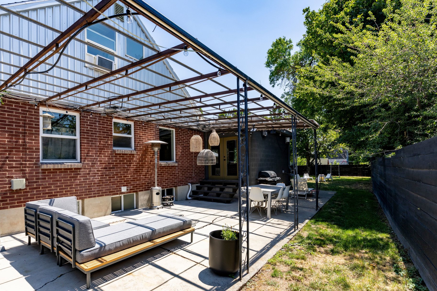  Spacious Millcreek Bungalow with Expansive Backyard & 2-Car Garage - 物件實景