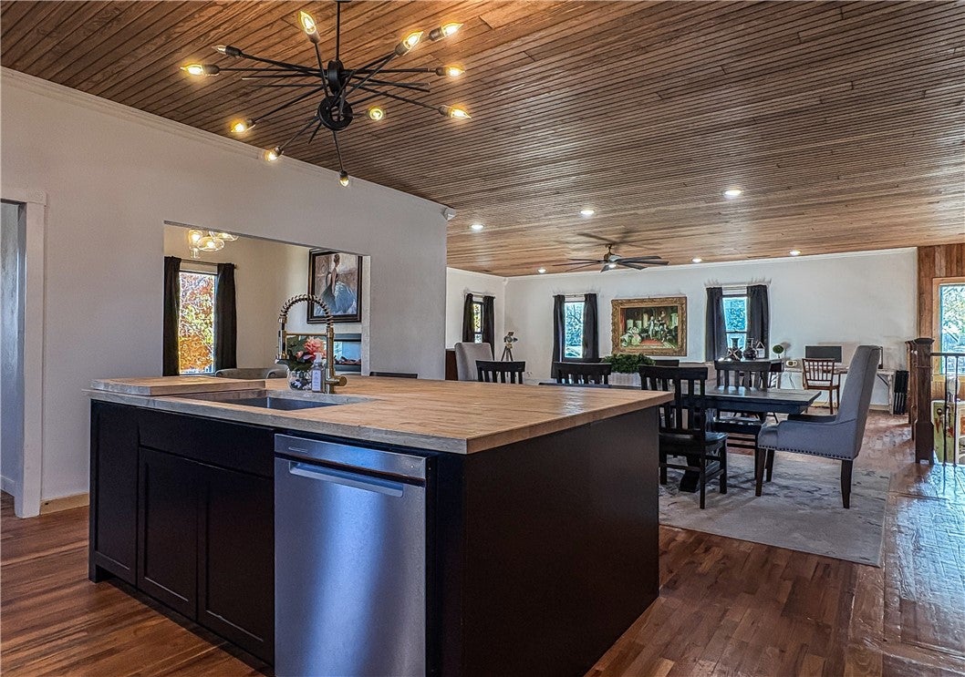 Berryville, Arkansas, 72616, United States, 3 Bedrooms Bedrooms, ,2 BathroomsBathrooms,Residential,For Sale,1994885