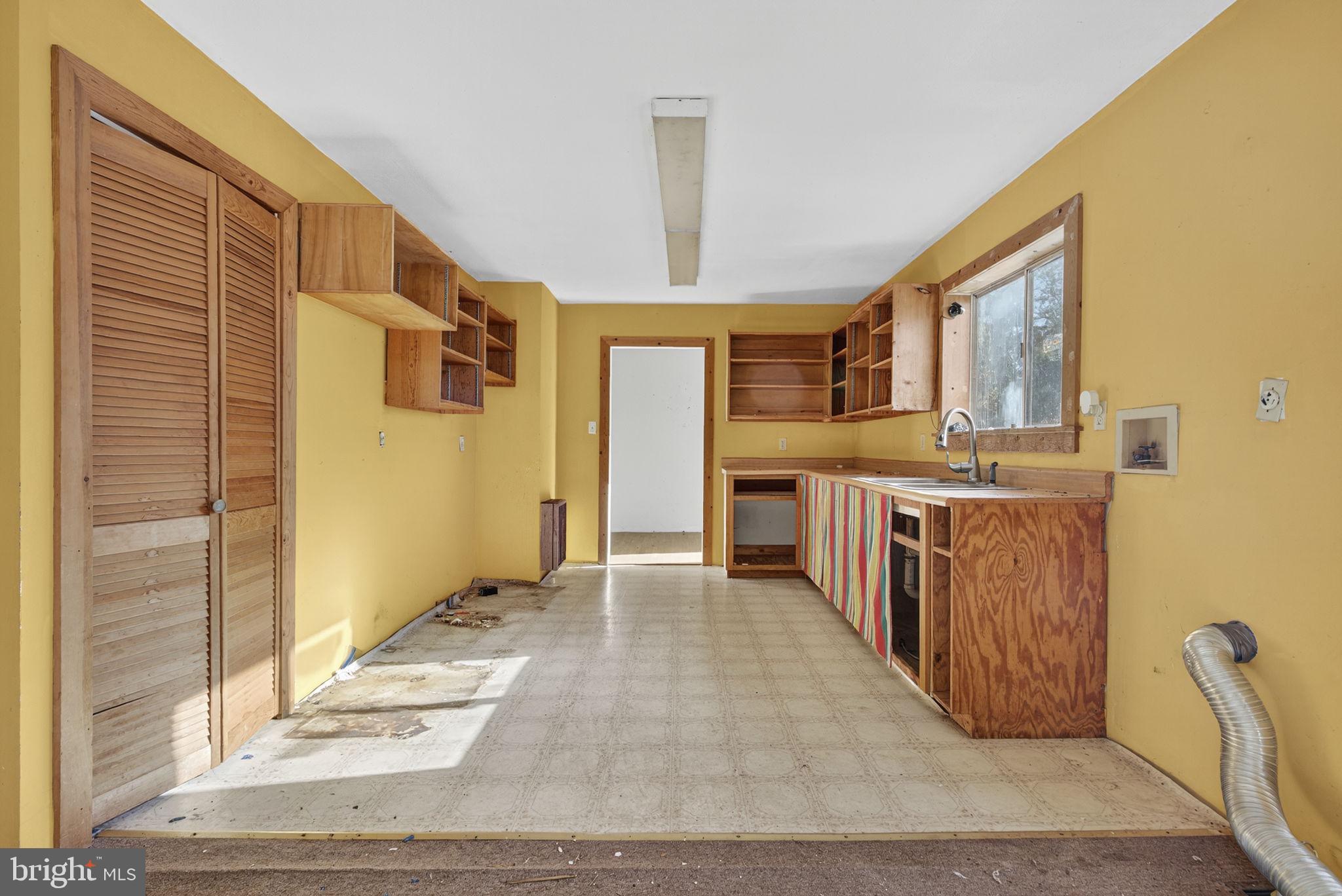 Hume, Virginia, 22639, United States, 7 Bedrooms Bedrooms, ,3 BathroomsBathrooms,Residential,For Sale,1943038
