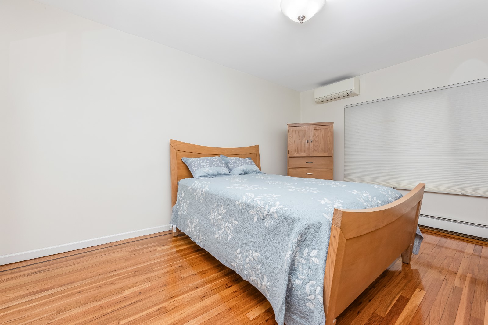 Middle Village, New York, 11379, United States, 3 Bedrooms Bedrooms, ,2 BathroomsBathrooms,Residential,For Sale,1941665