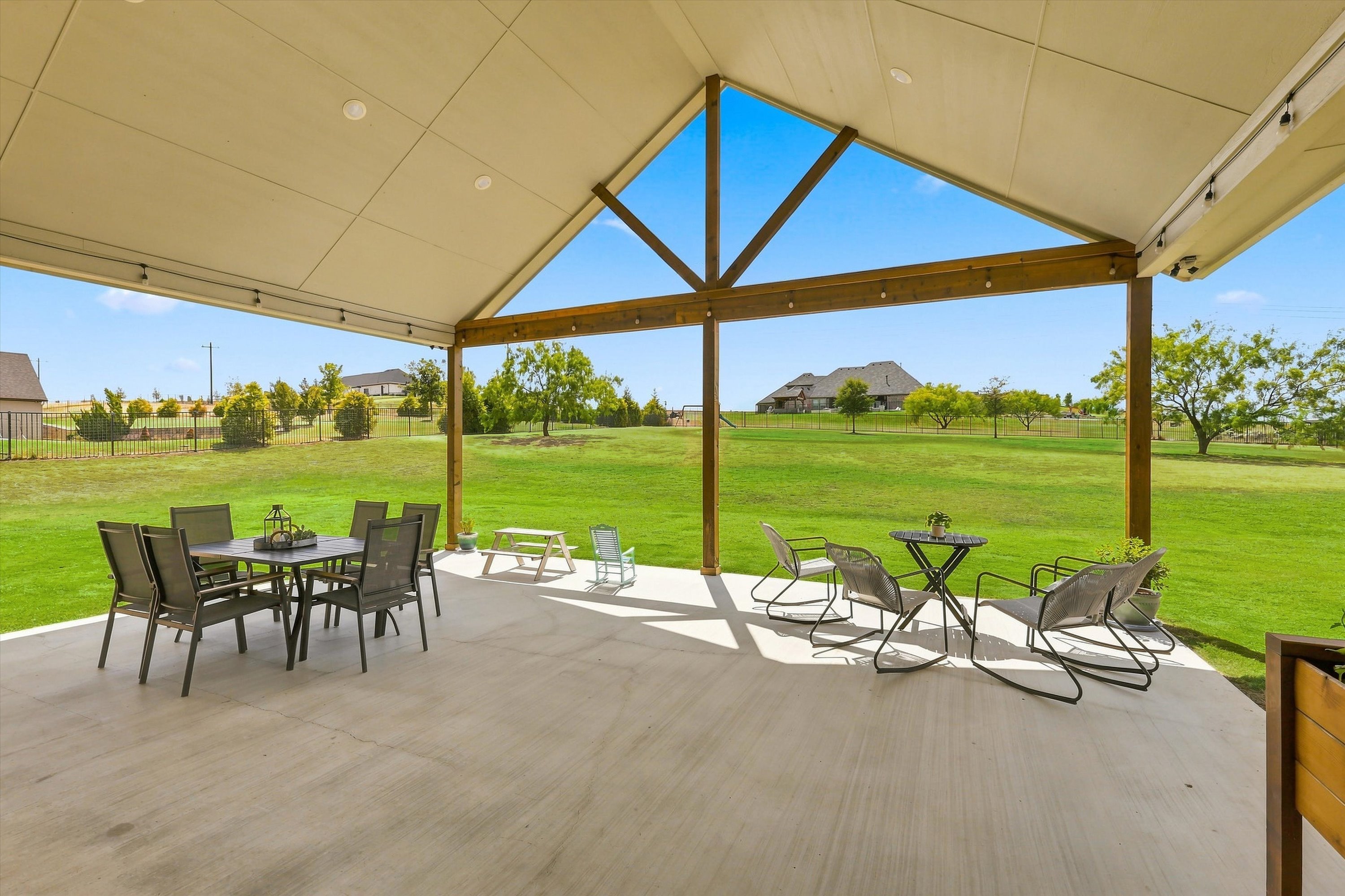  Timeless Style, Thoughtful Updates & One Acre to Enjoy - 物件實景
