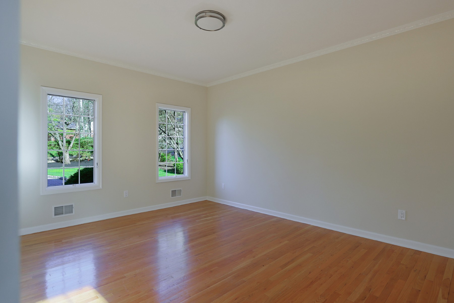  Impressive Seven Bedroom Colonial Offer Privacy and Practicality - 物件實景