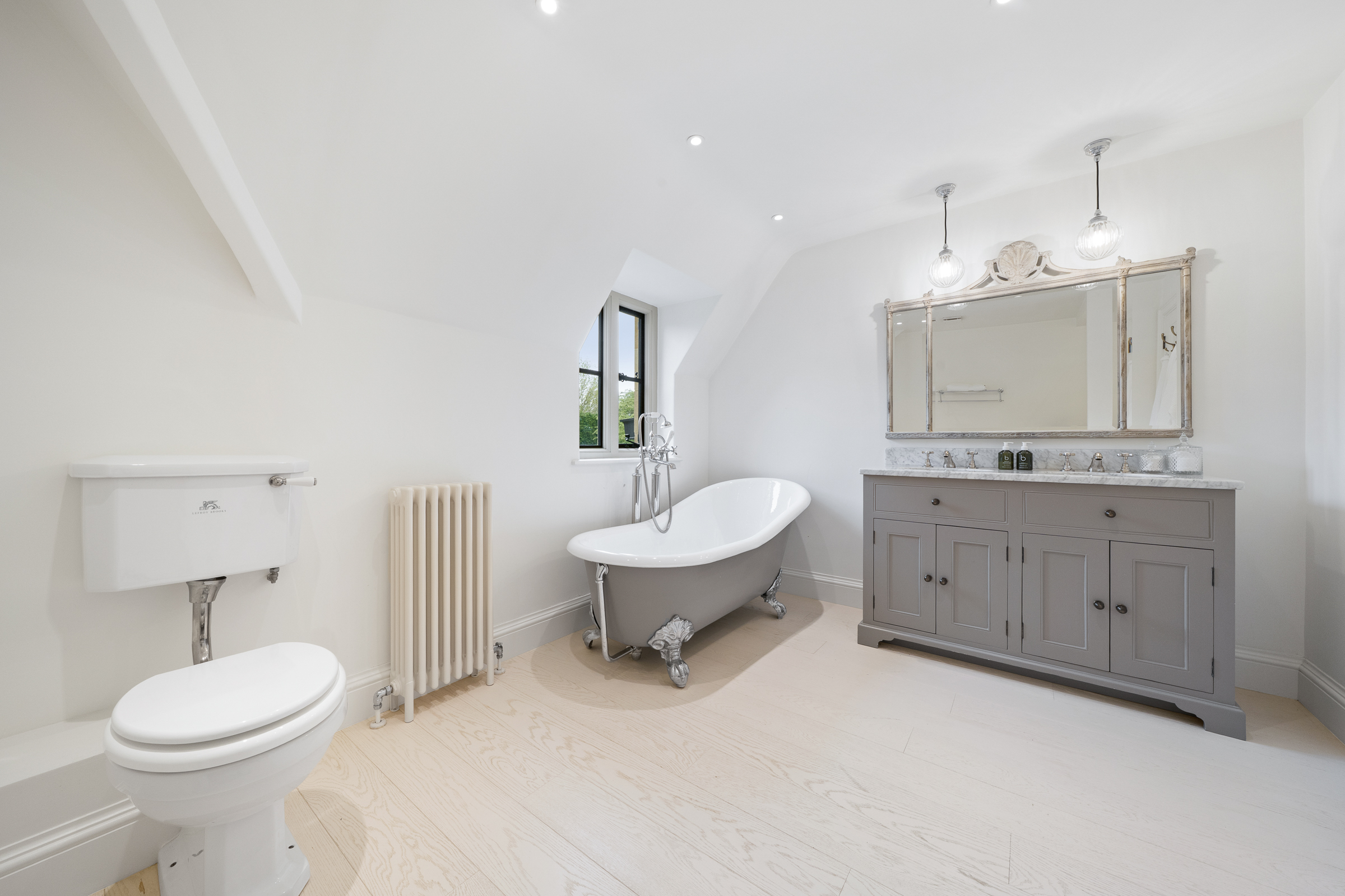 A Complete Cotswold Estate in One of Gloucestershire