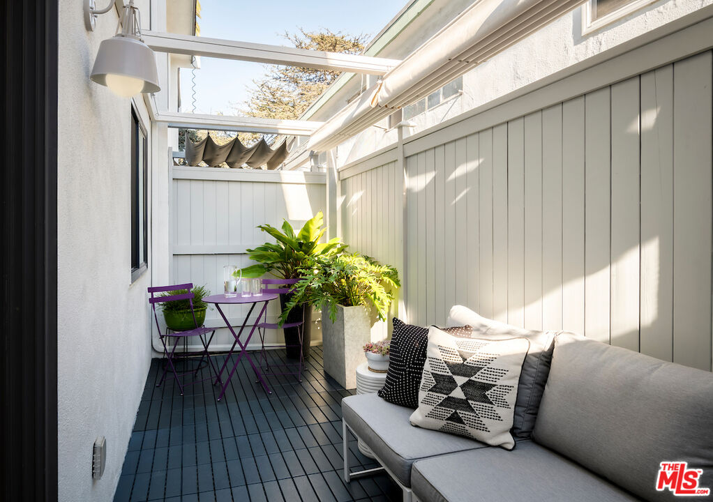 Santa Monica, California, 90403, United States, 2 Bedrooms Bedrooms, ,3 BathroomsBathrooms,Residential,For Sale,1986482