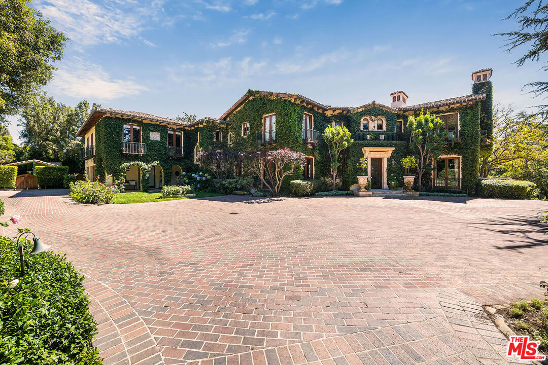 Pacific Palisades, California, 90272, United States, 8 Bedrooms Bedrooms, ,12 BathroomsBathrooms,Residential,For Sale,1949895