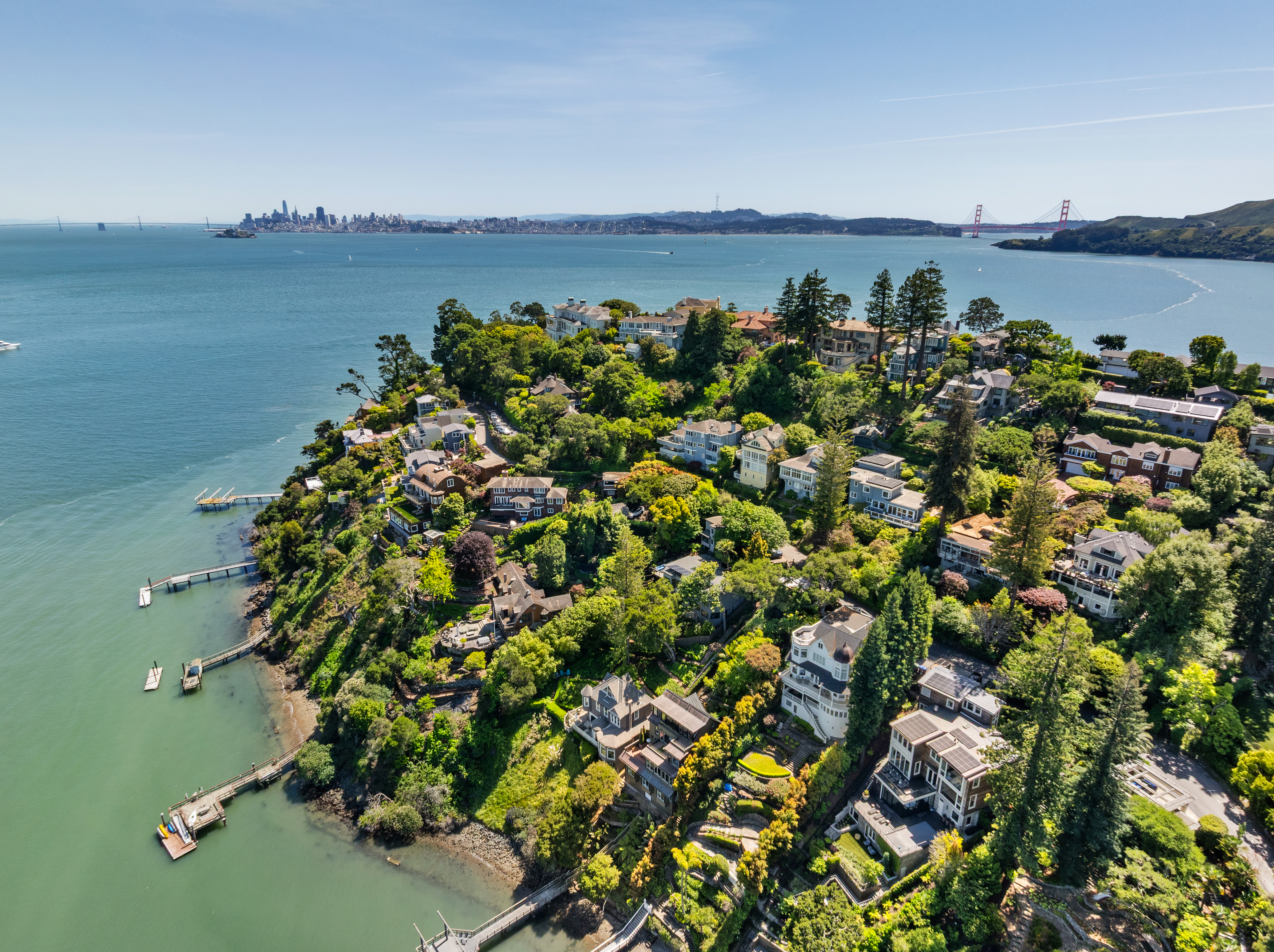  Coastal Living on Coveted Beach Road - 物件實景