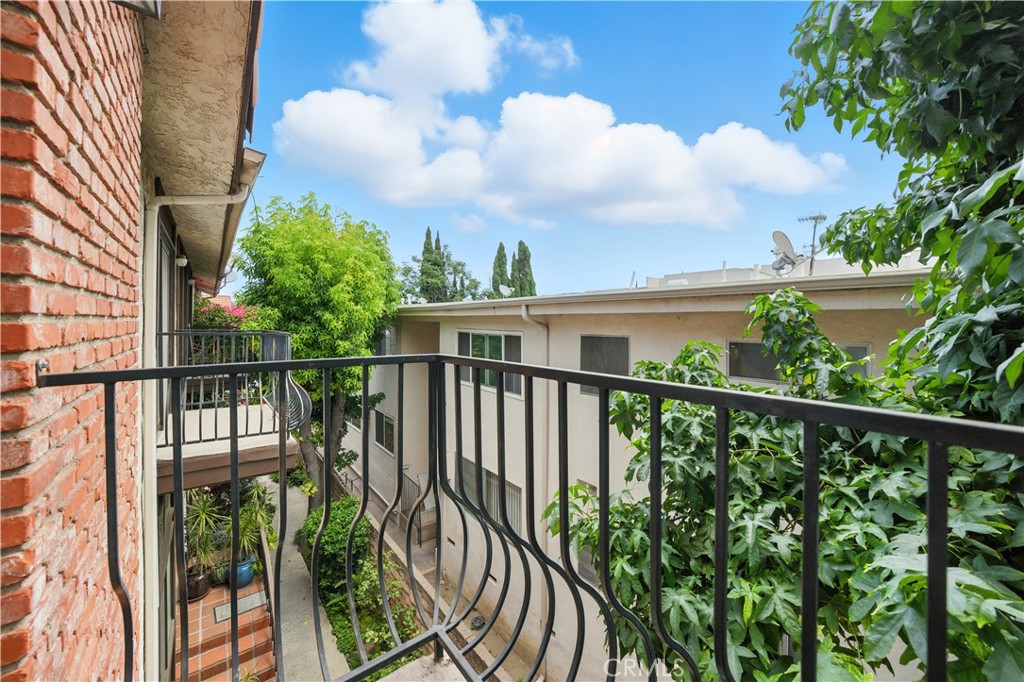 Van Nuys, California, 91405, United States, 3 Bedrooms Bedrooms, ,2 BathroomsBathrooms,Residential,For Sale,1927818