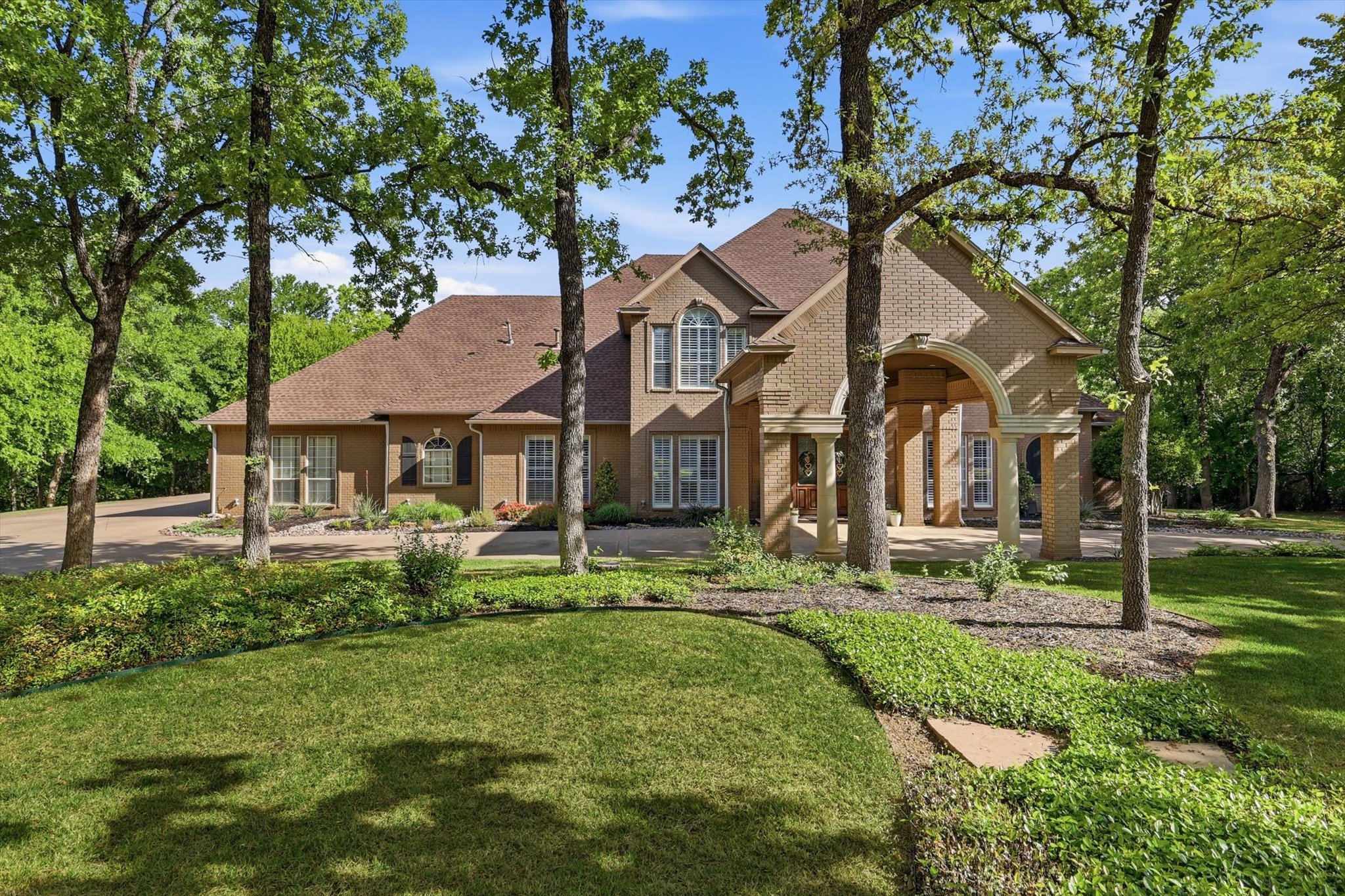  Resort-Style Estate Living on 1.9 Wooded Acres in Prestigious Shadow Wood Estate - 物件實景