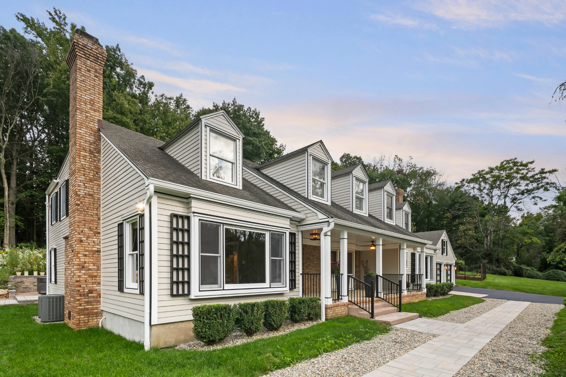  Updated Custom Colonial Home Brings Private Natural Setting Into Daily Life - 物件實景