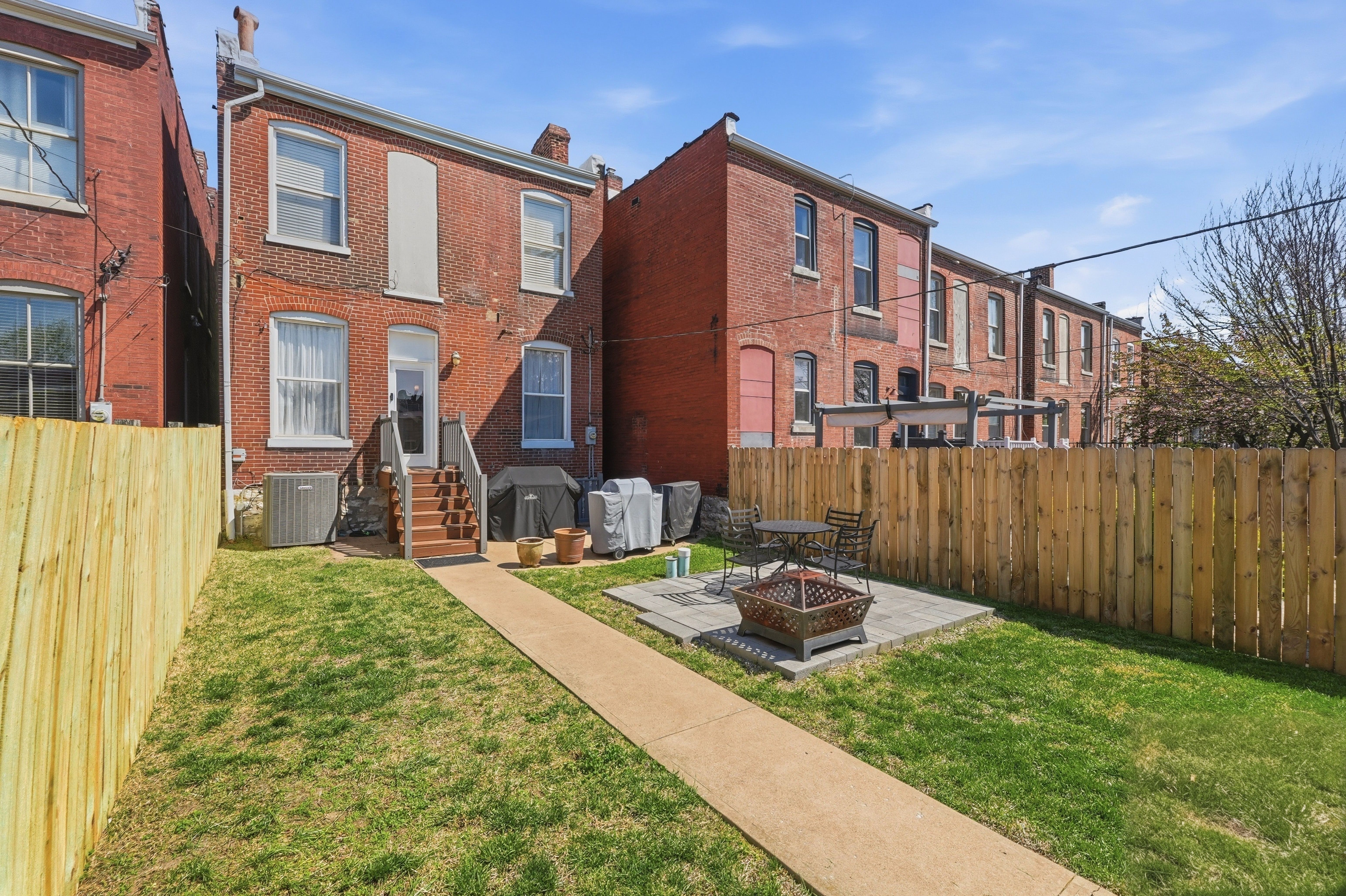  Welcome to this fully renovated historic gem - 物件實景