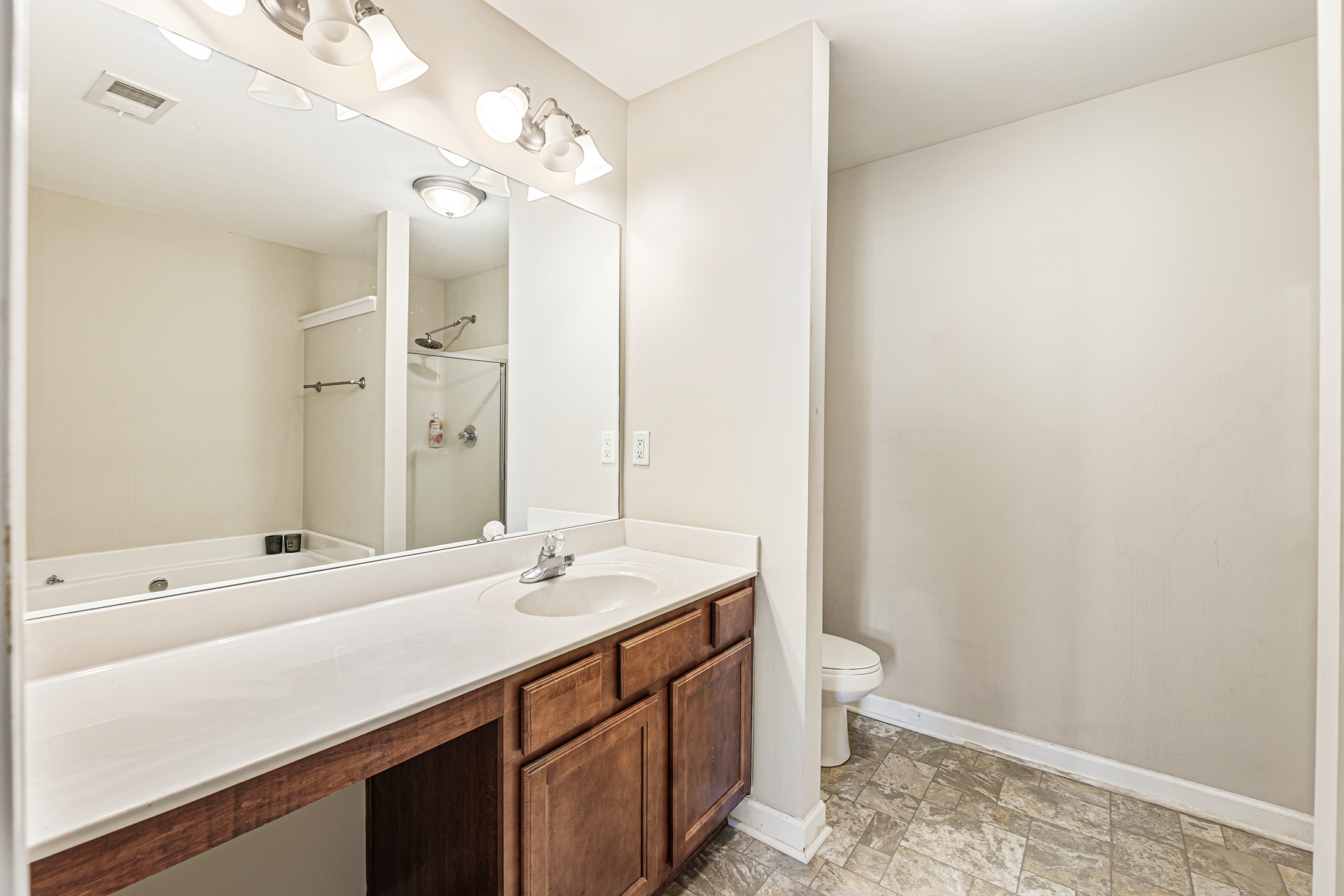  Charming Townhome Offers Low-Maintenance Living with No Rental Restrictions - 物件實景