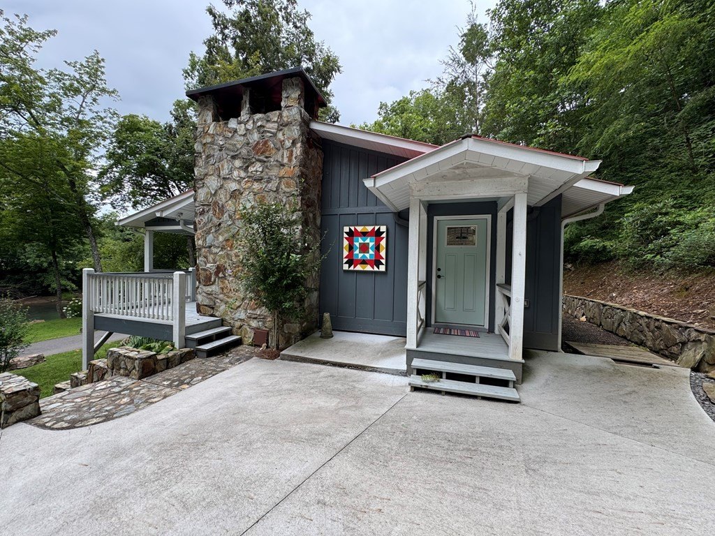 Murphy, North Carolina, 28906, United States, 2 Bedrooms Bedrooms, ,2 BathroomsBathrooms,Residential,For Sale,1930975