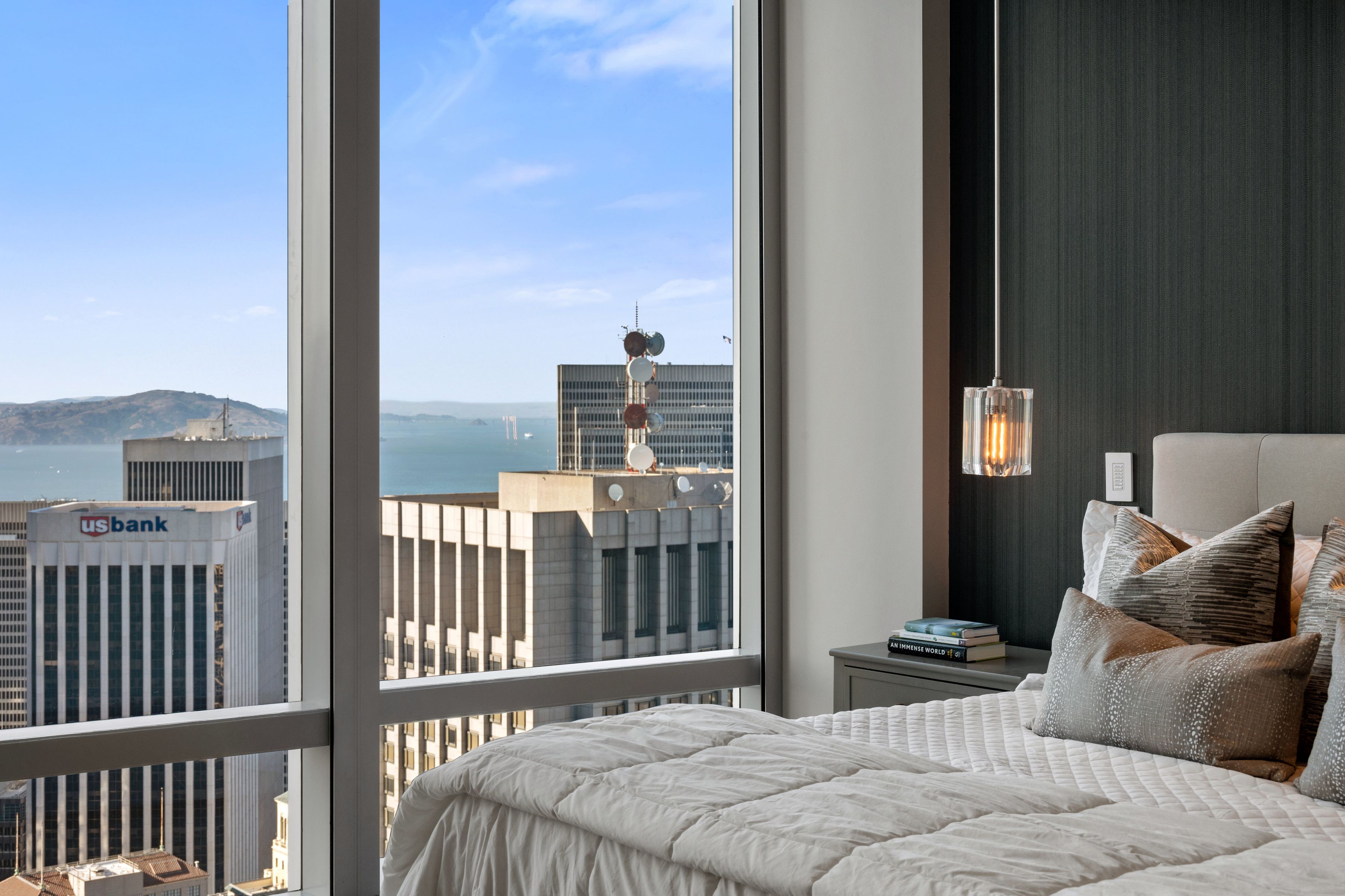  Wrapped in Glass. Enveloped by Views. - 物件實景