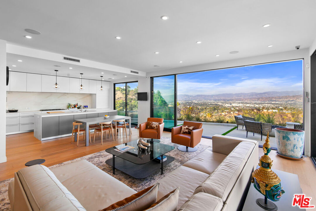 Los Angeles, California, 90046, United States, 5 Bedrooms Bedrooms, ,6 BathroomsBathrooms,Residential,For Sale,1897072