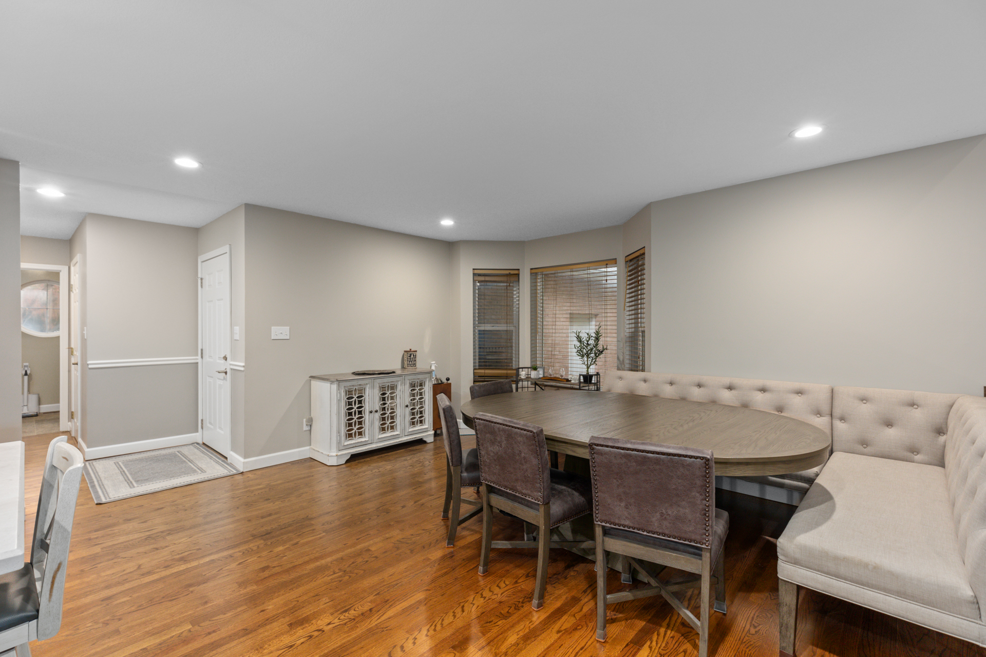 Litchfield, Illinois, 62056, United States, 5 Bedrooms Bedrooms, ,4 BathroomsBathrooms,Residential,For Sale,1979153