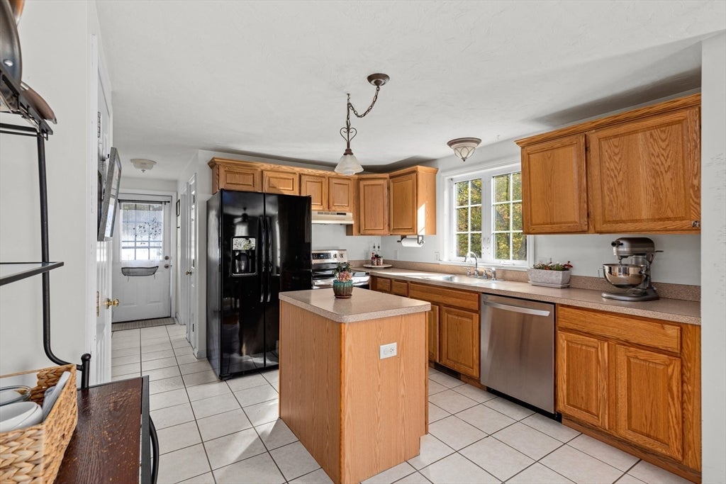 Carver, Massachusetts, 02330, United States, 2 Bedrooms Bedrooms, ,2 BathroomsBathrooms,Residential,For Sale,1983292