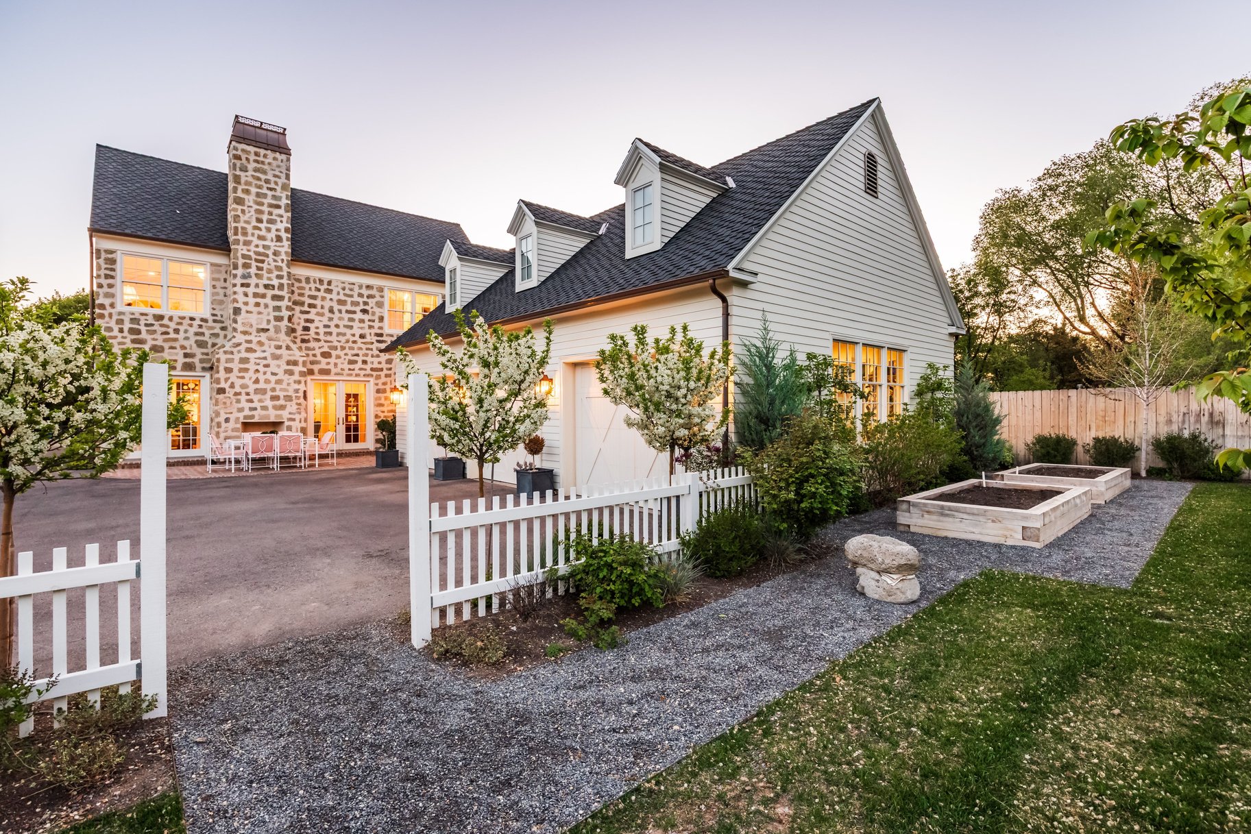  Timeless Colonial Charm Meets Refined Modern Luxury In This Storybook Retreat - 物件實景