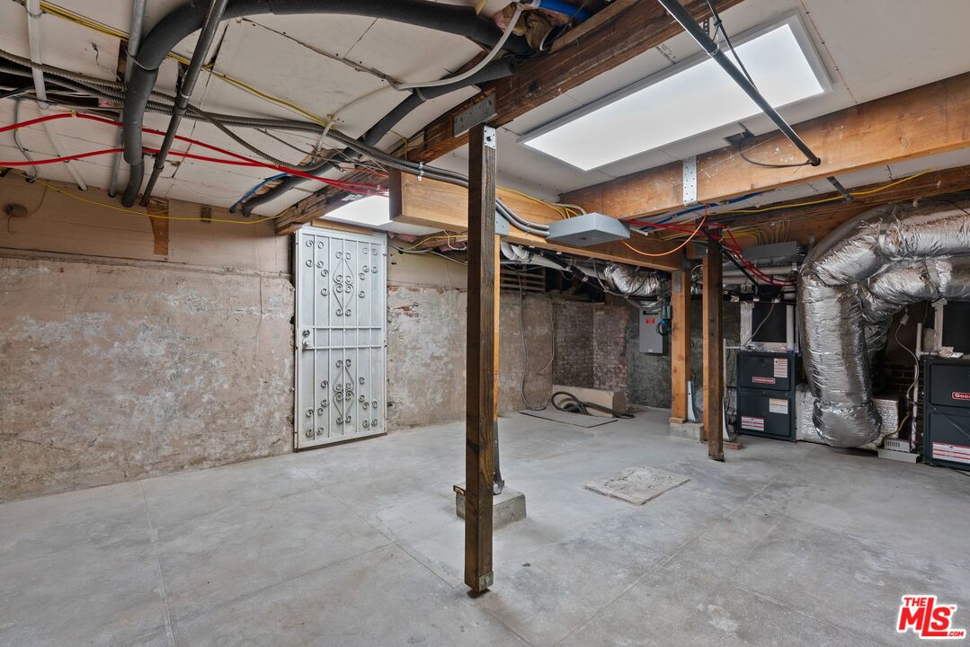 Los Angeles, California, 90006, United States, 7 Bedrooms Bedrooms, ,6 BathroomsBathrooms,Residential,For Sale,1848318