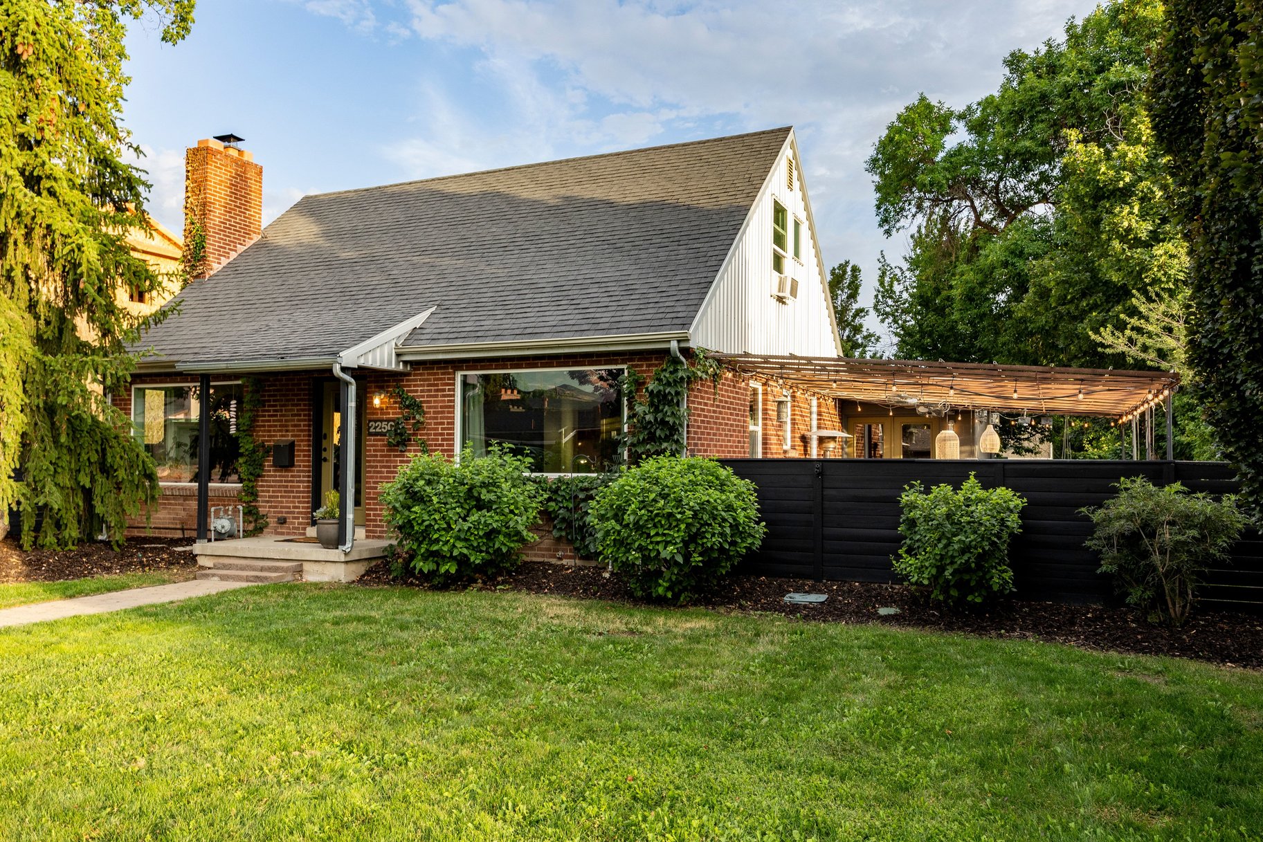  Spacious Millcreek Bungalow with Expansive Backyard & 2-Car Garage - 物件實景
