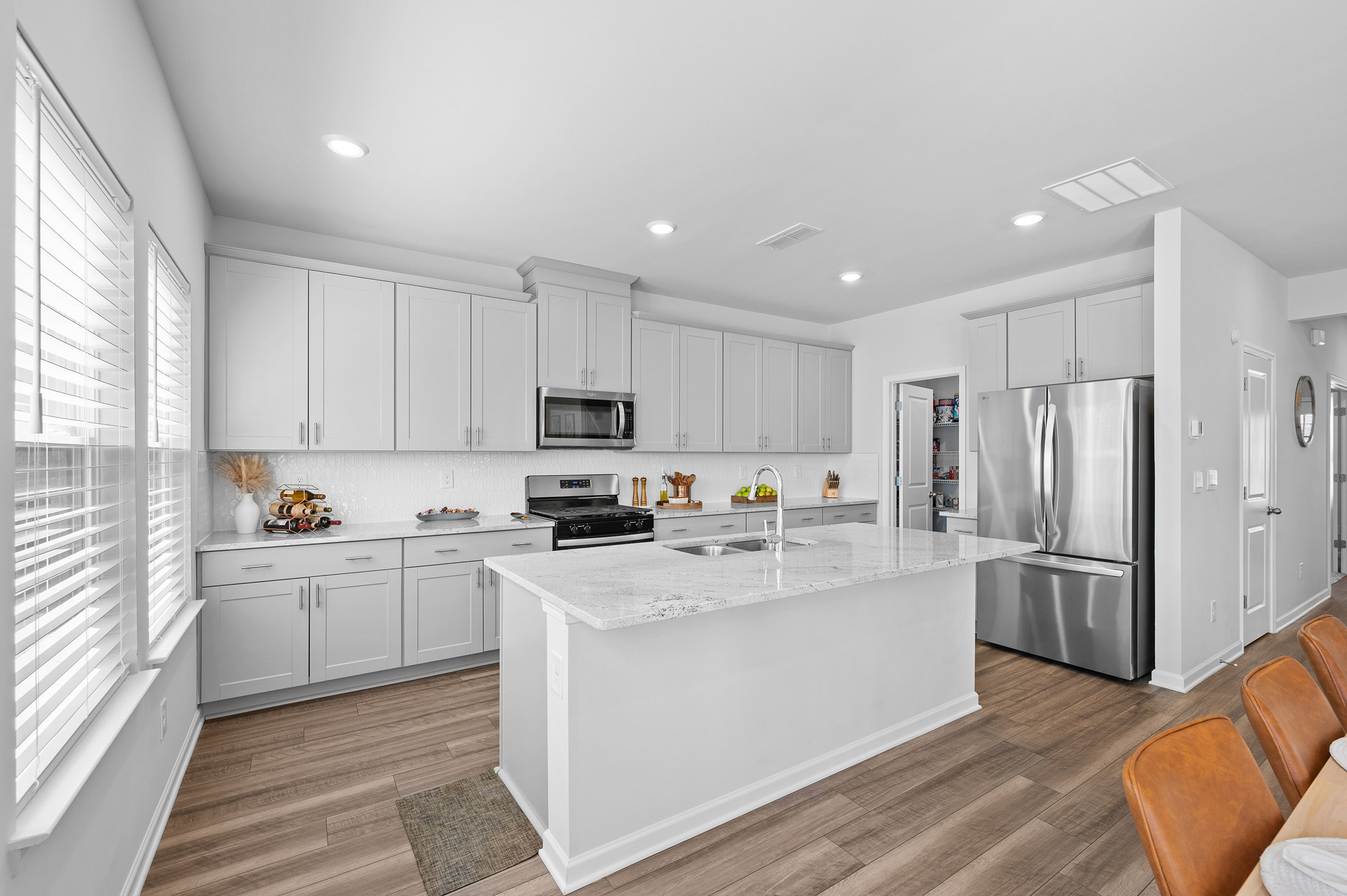  Move-In-Ready Living with a Home Office and Media Loft - 物件實景