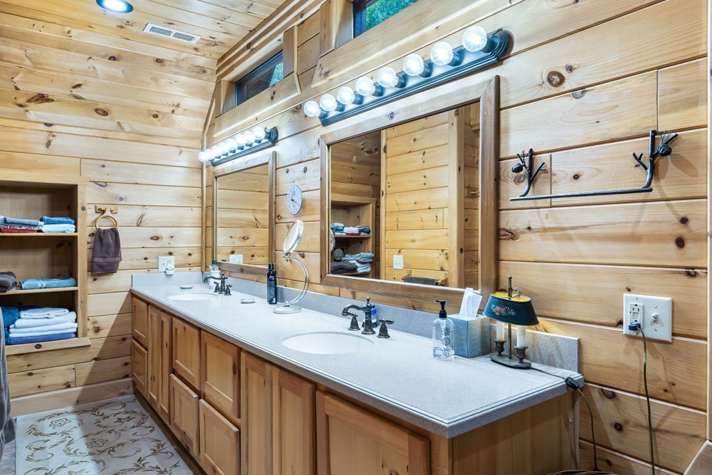 Hiawassee, Georgia, 30546, United States, 4 Bedrooms Bedrooms, ,4 BathroomsBathrooms,Residential,For Sale,1975098