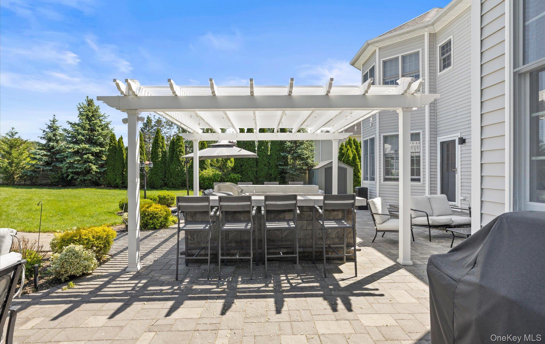 Huntington, New York, 11743, United States, 6 Bedrooms Bedrooms, ,4 BathroomsBathrooms,Residential,For Sale,1827761