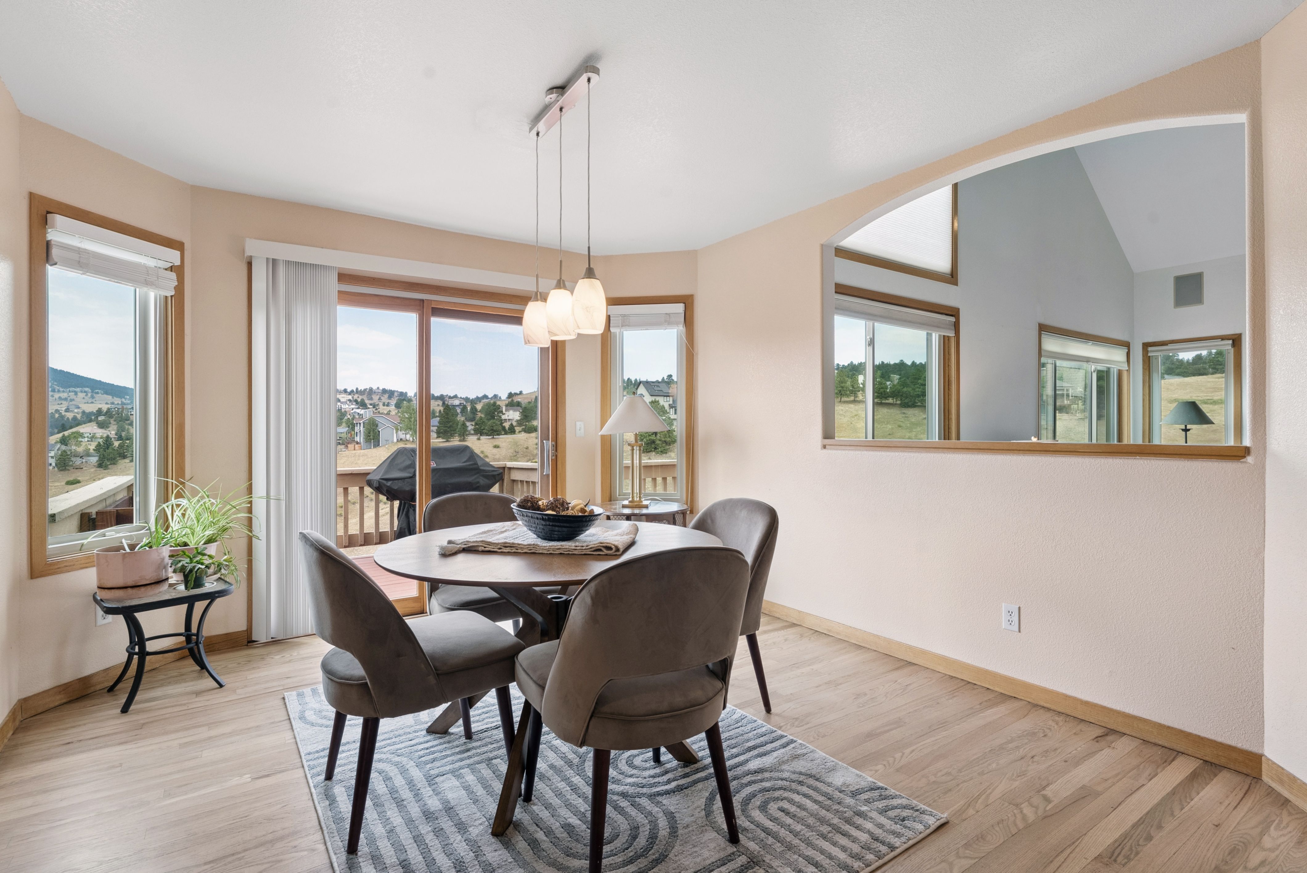  Custom Built Home on a Rolling 1.5 Acre Lot in Highly Desired Paradise Hills - 物件實景