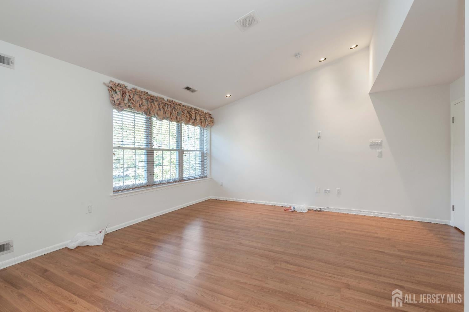 Sayreville, New Jersey, 08872, United States, 3 Bedrooms Bedrooms, ,3 BathroomsBathrooms,Residential,For Sale,1937577