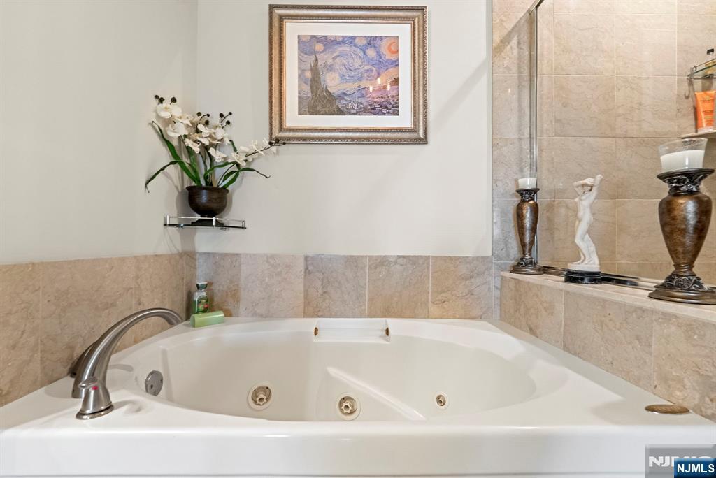 Edgewater, New Jersey, 07020, United States, 2 Bedrooms Bedrooms, ,2 BathroomsBathrooms,Residential,For Sale,1934539