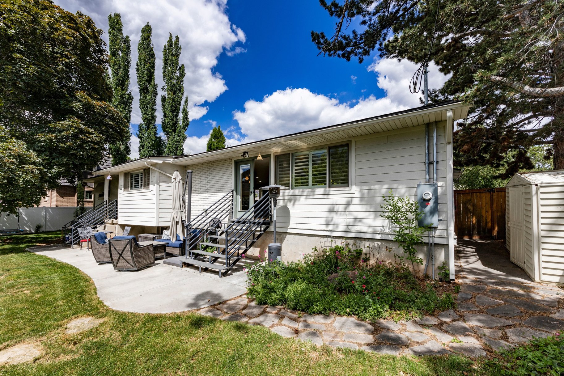  Modernized Millcreek Rambler with Open Living & Private Backyard - 物件實景