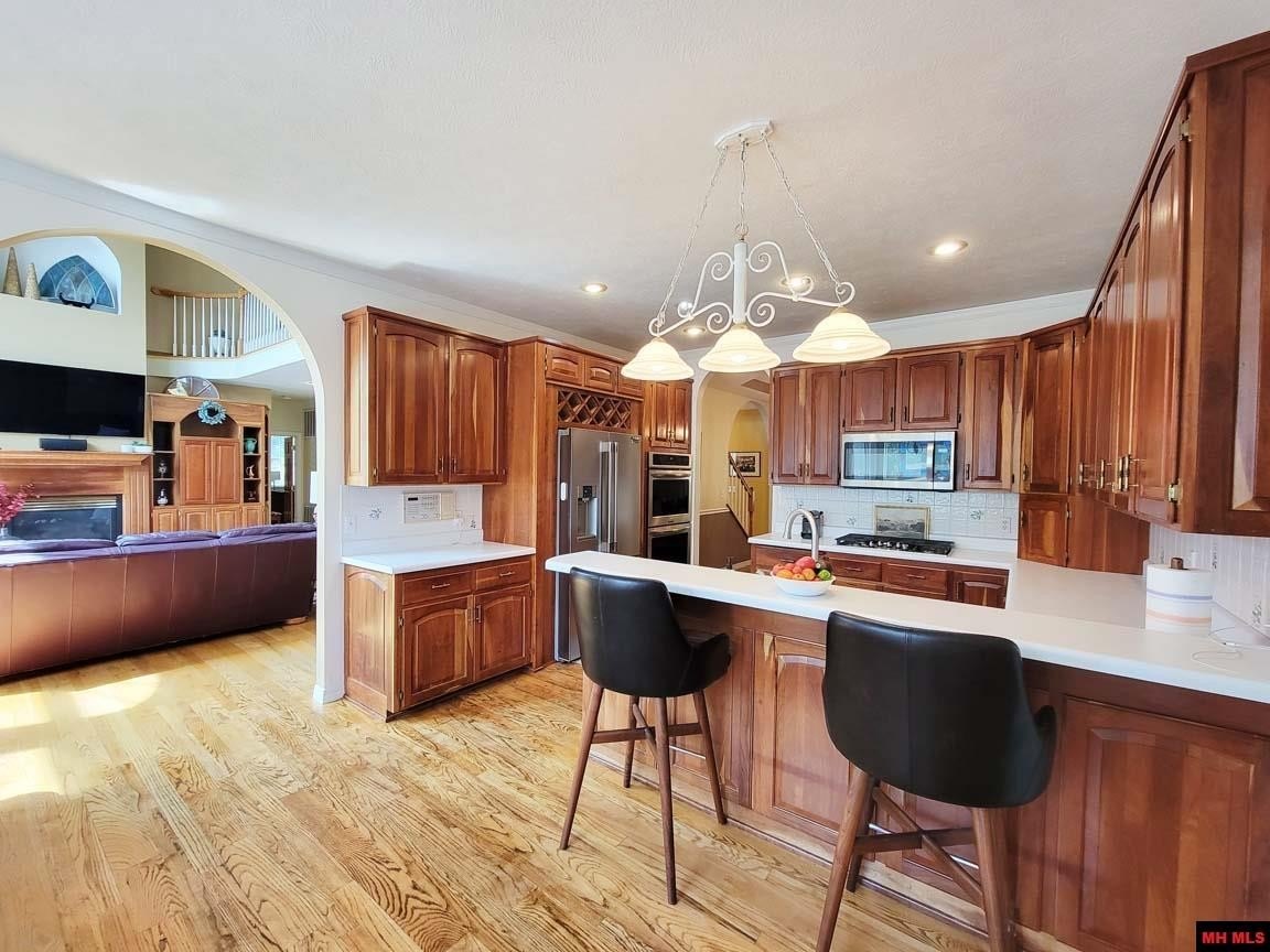 Mountain Home, Arkansas, 72653, United States, 4 Bedrooms Bedrooms, ,5 BathroomsBathrooms,Residential,For Sale,1981288