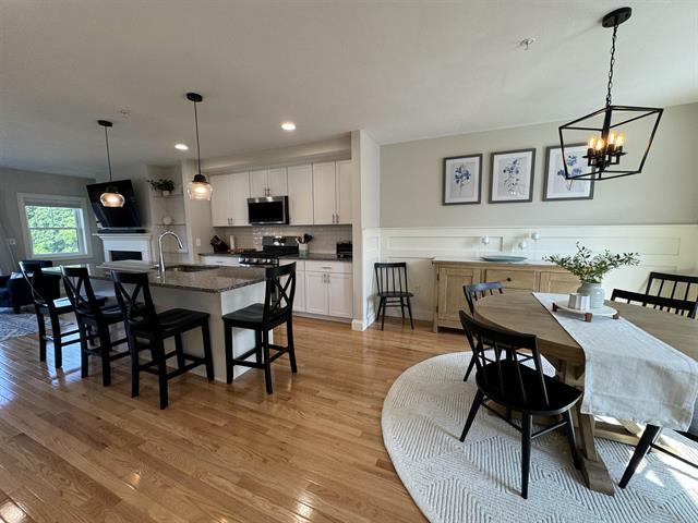 Dover, New Hampshire, 03820, United States, 2 Bedrooms Bedrooms, ,3 BathroomsBathrooms,Residential,For Sale,2002937