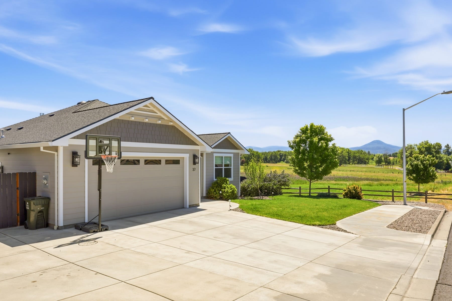  37 Terra Linda Court Eagle Point, OR 97524 - 物件實景