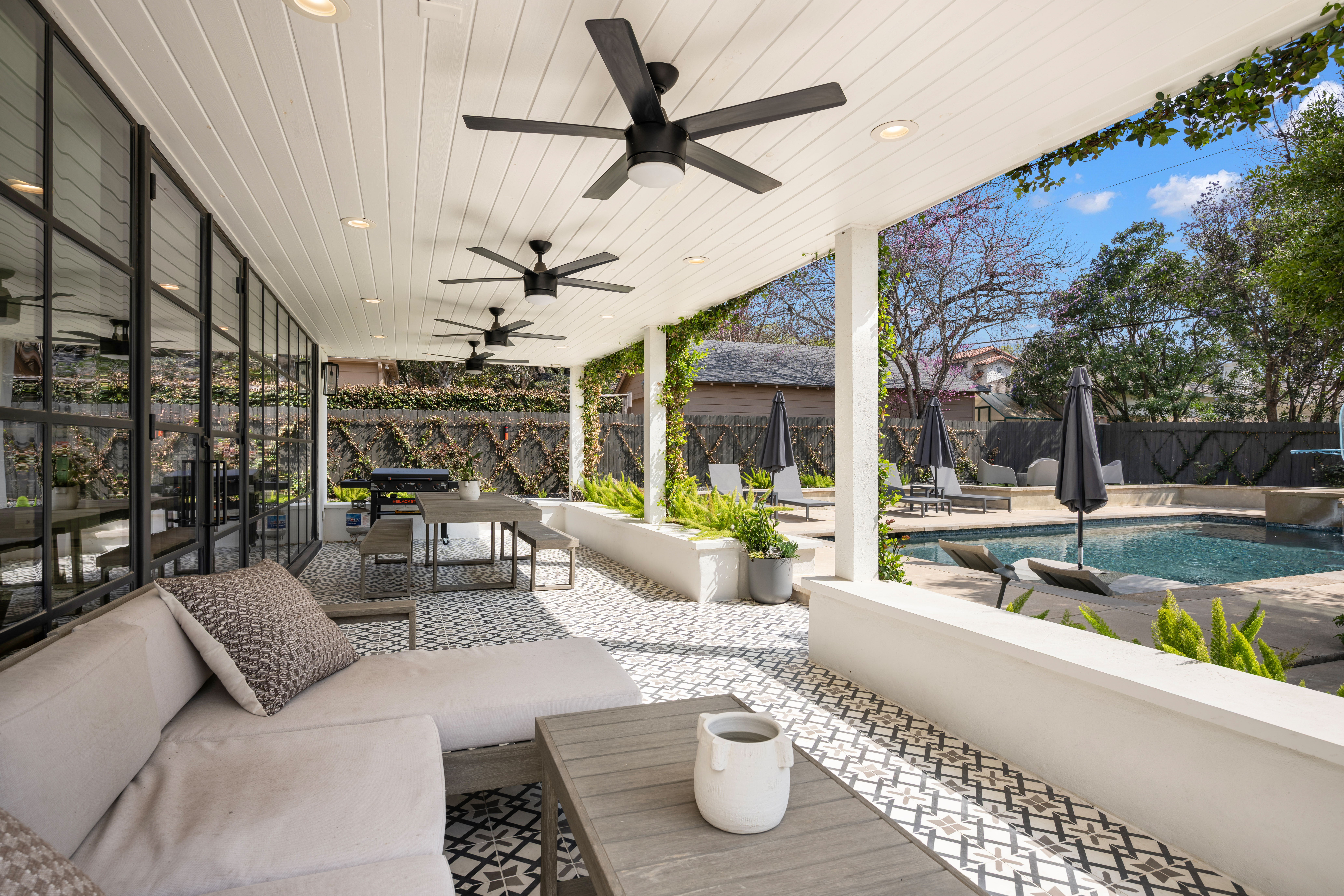  Designer Renovation + Pool Retreat in Terrell Hills - 物件實景