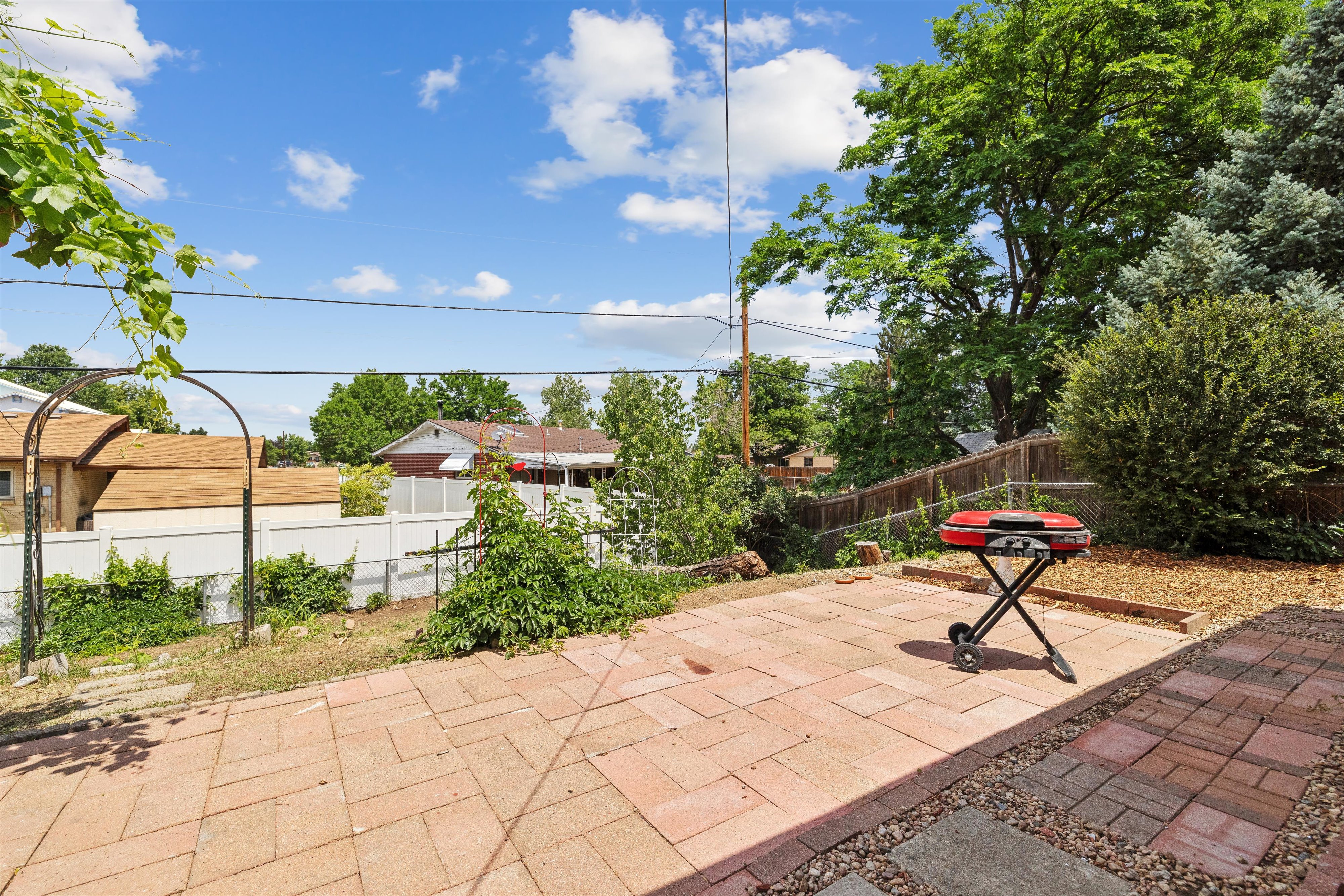  Charming brick ranch; inviting outdoor spaces, thoughtful interior updates - 物件實景