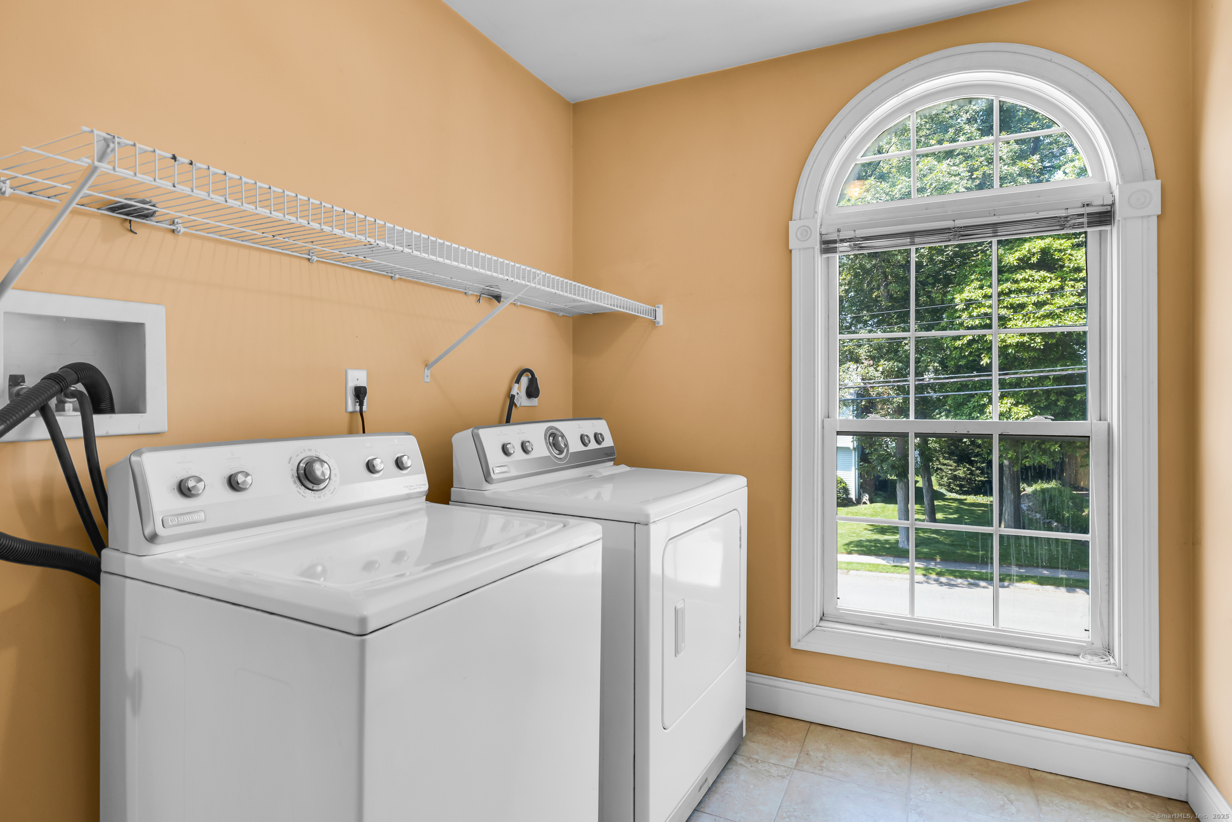 Stratford, Connecticut, 06614, United States, 5 Bedrooms Bedrooms, ,4 BathroomsBathrooms,Residential,For Sale,1896589