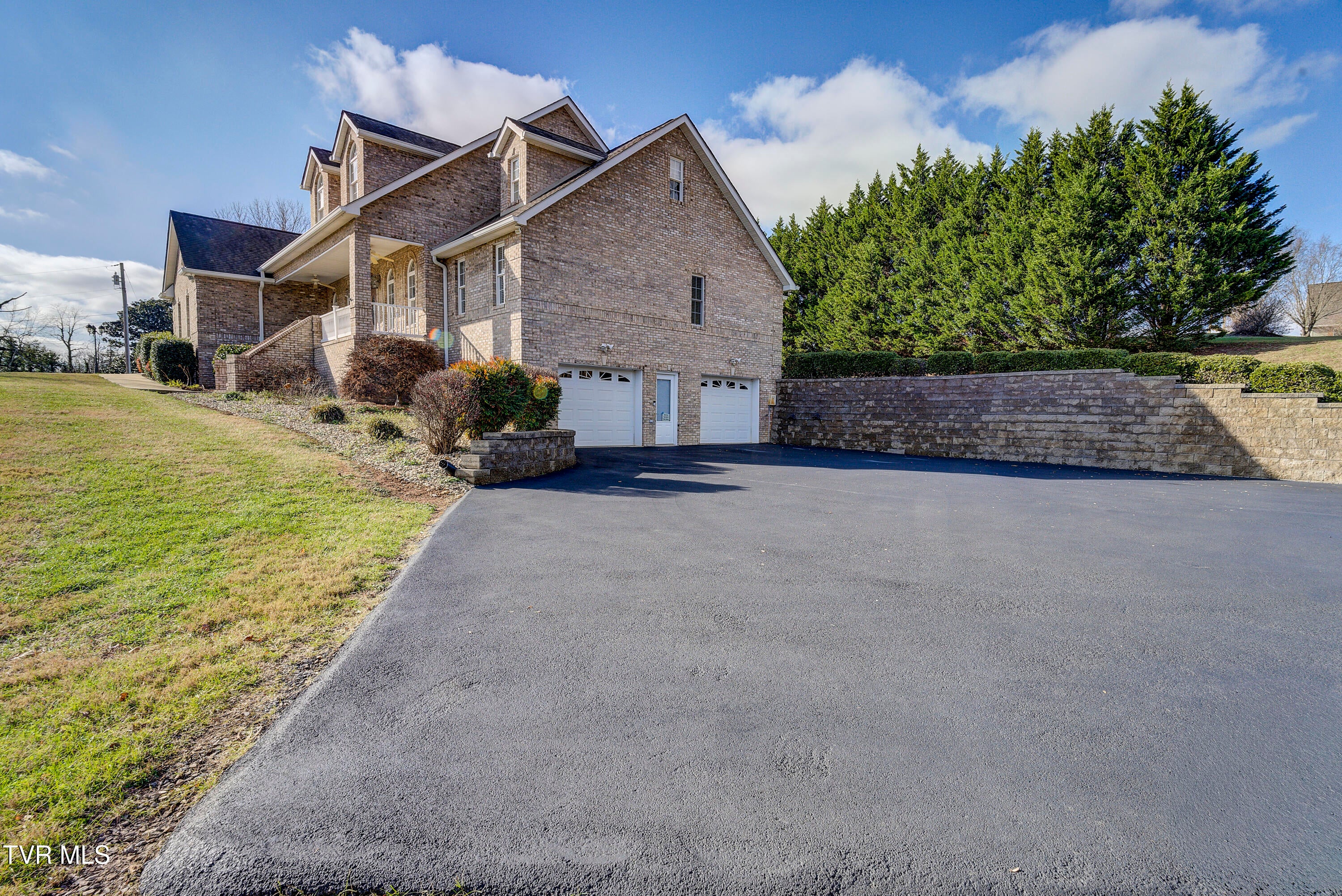 Bristol, Tennessee, 37620, United States, 4 Bedrooms Bedrooms, ,4 BathroomsBathrooms,Residential,For Sale,2001712