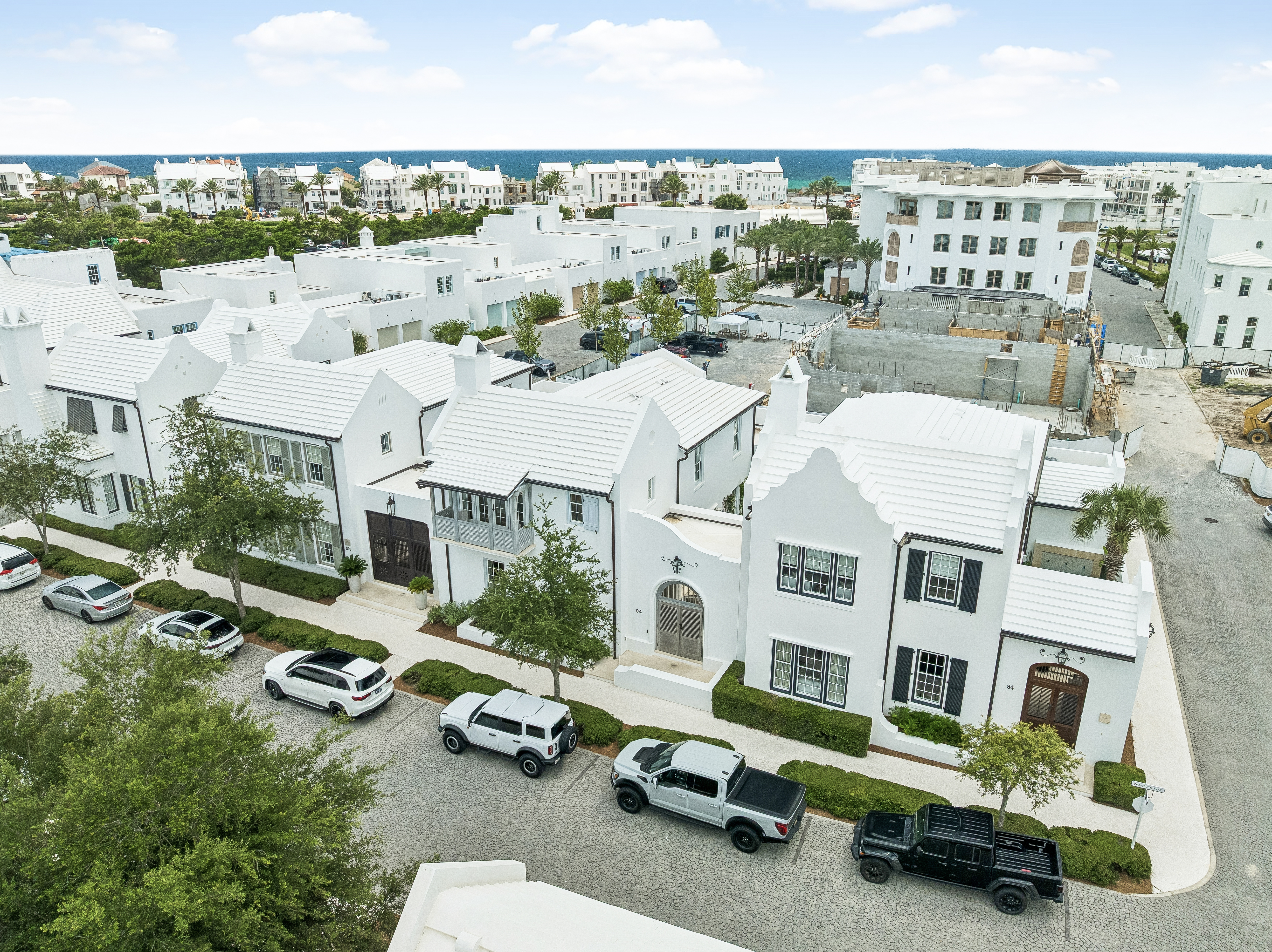  Courtyard Retreat with Dual Primary Suites in Coastal Community - 物件實景