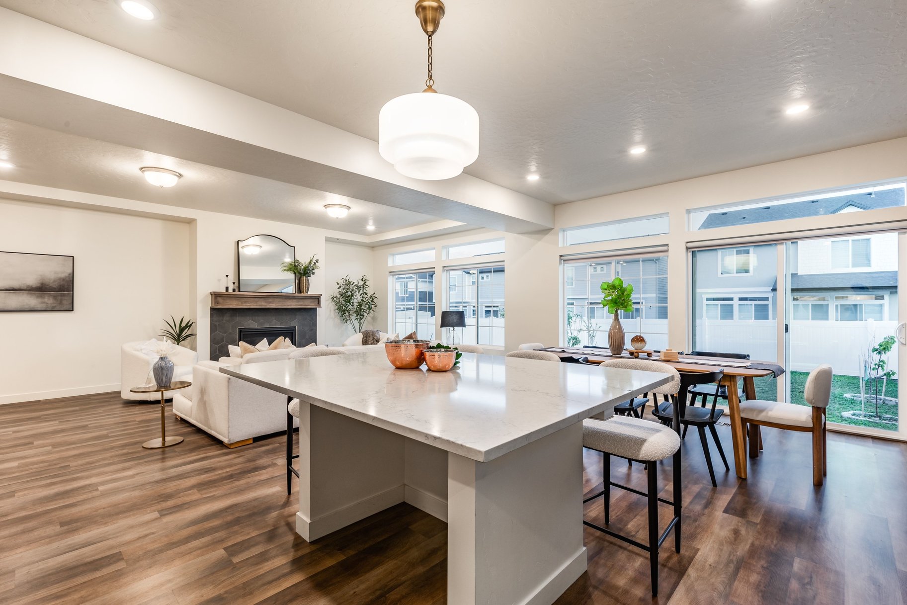  Fresh, Bright & Beautiful 2-Story Home - 物件實景