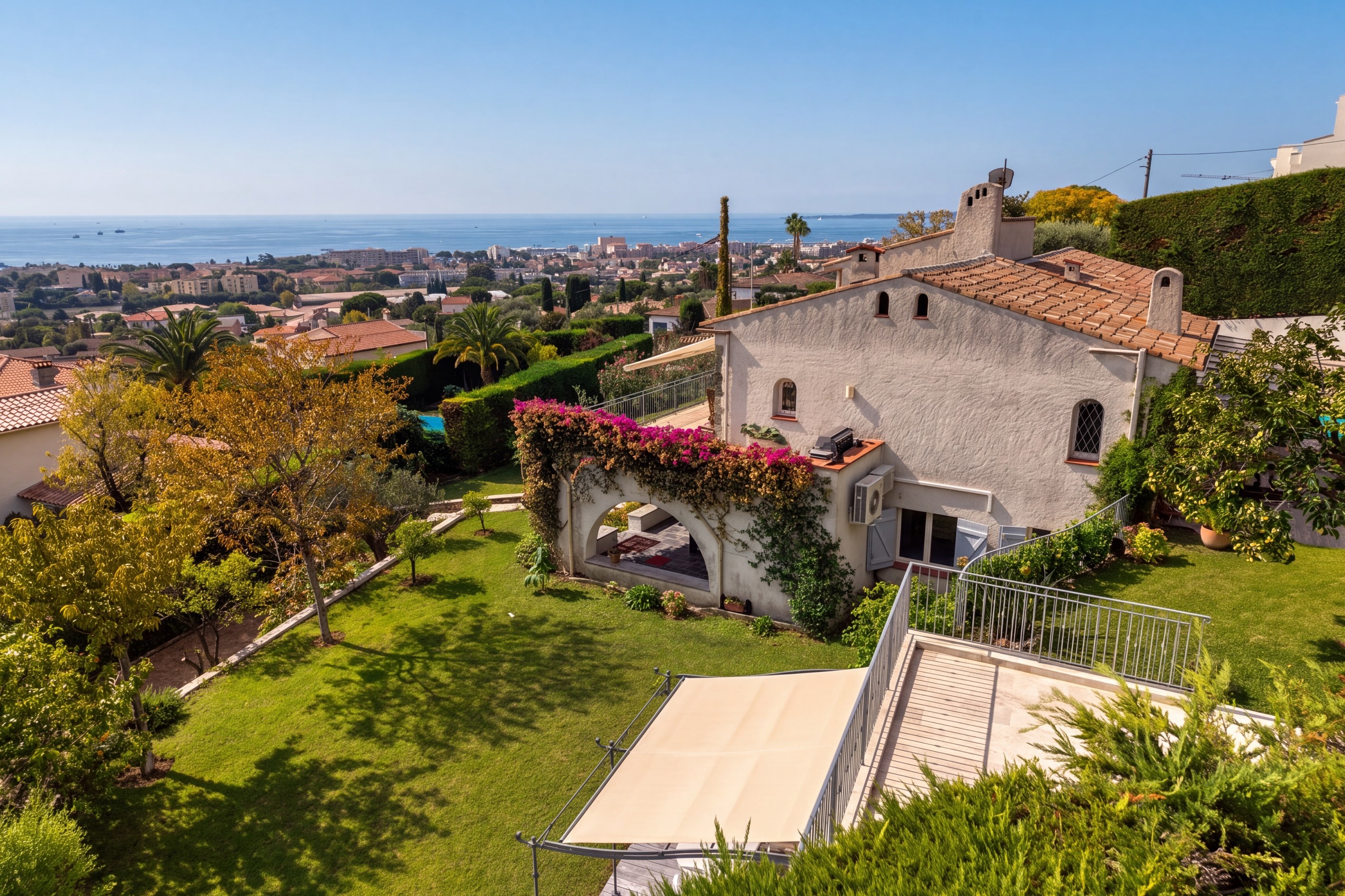  Golfe Juan, contemporary Provençal villa with pool and panoramic sea views - 物件實景