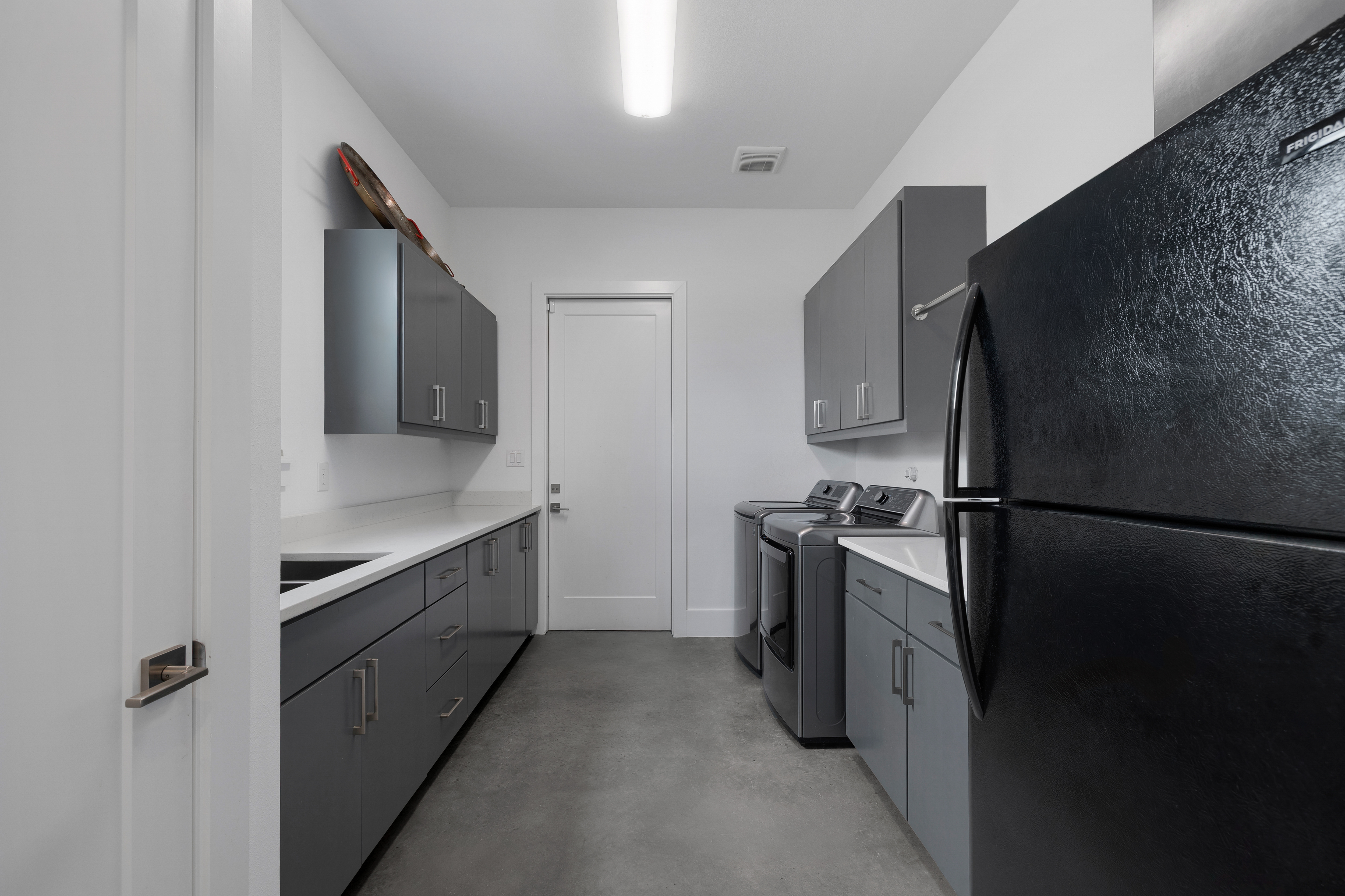  Custom Contemporary with Designer Finishes - 物件實景