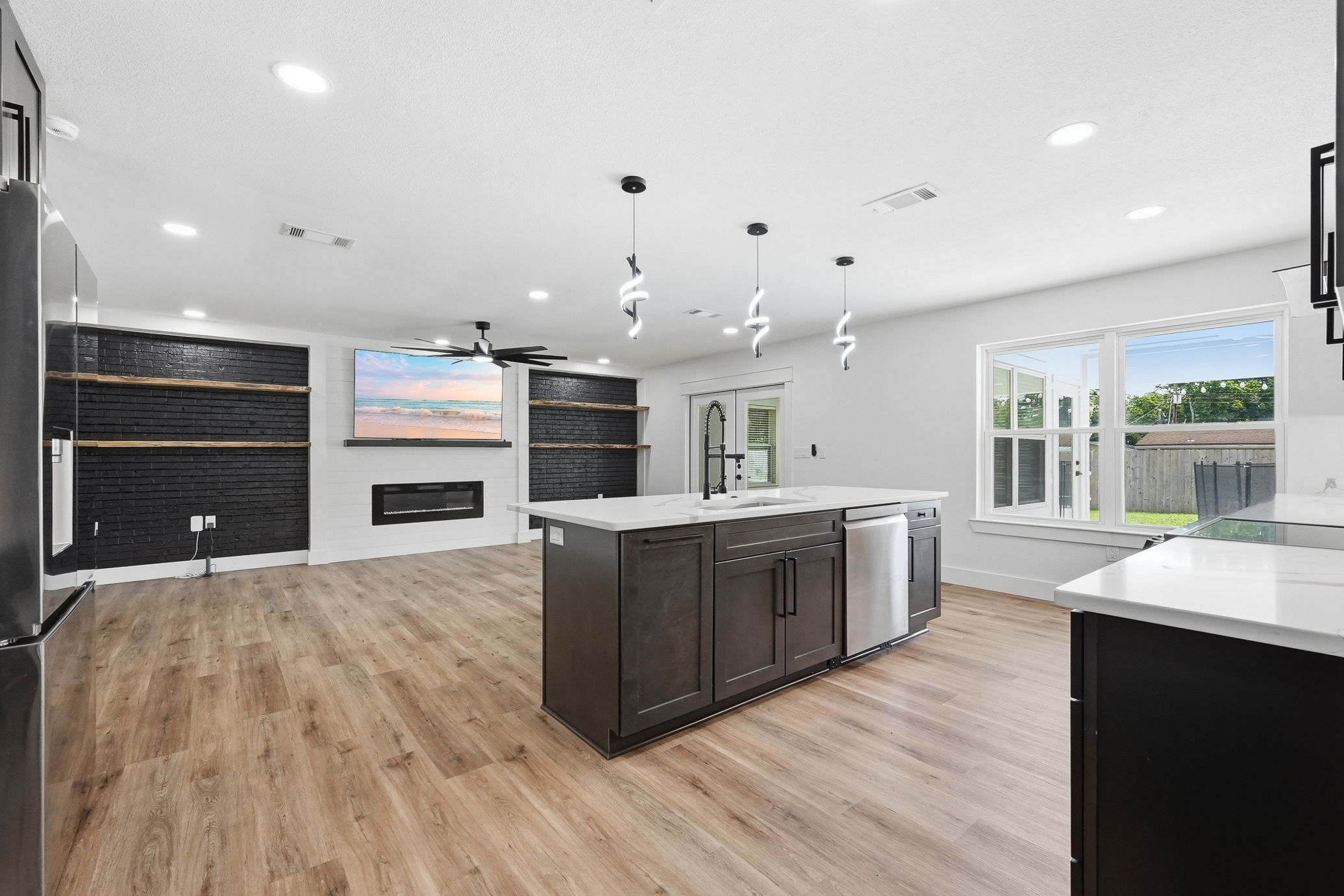  Move-In Ready Pool Home with Thoughtful Modern Updates - 物件實景