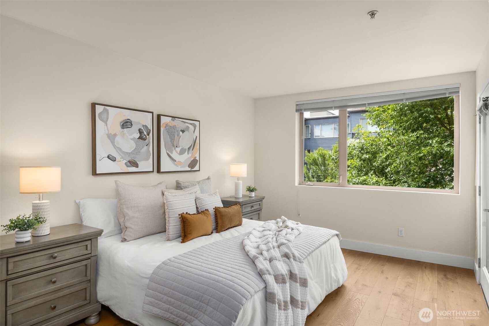 Kirkland, Washington, 98033, United States, 2 Bedrooms Bedrooms, ,2 BathroomsBathrooms,Residential,For Sale,1885386